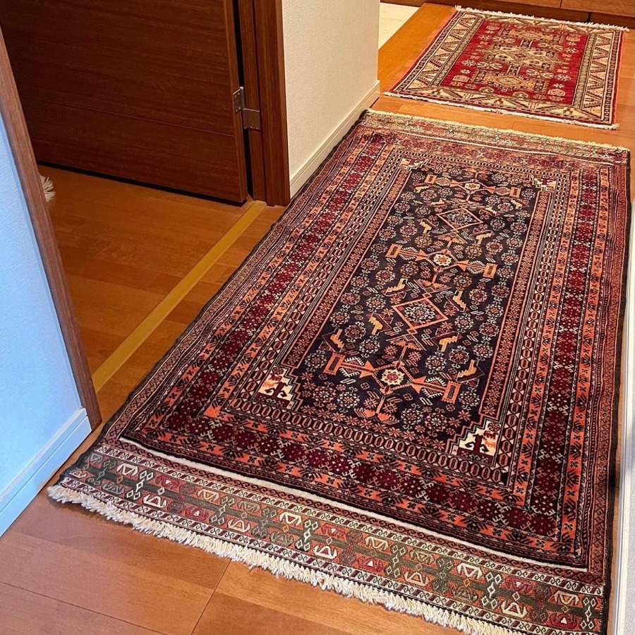 幅狭で縦長に織られるバルーチの絨毯は、廊下やキッチンの足元等にもよくお選び頂いております。