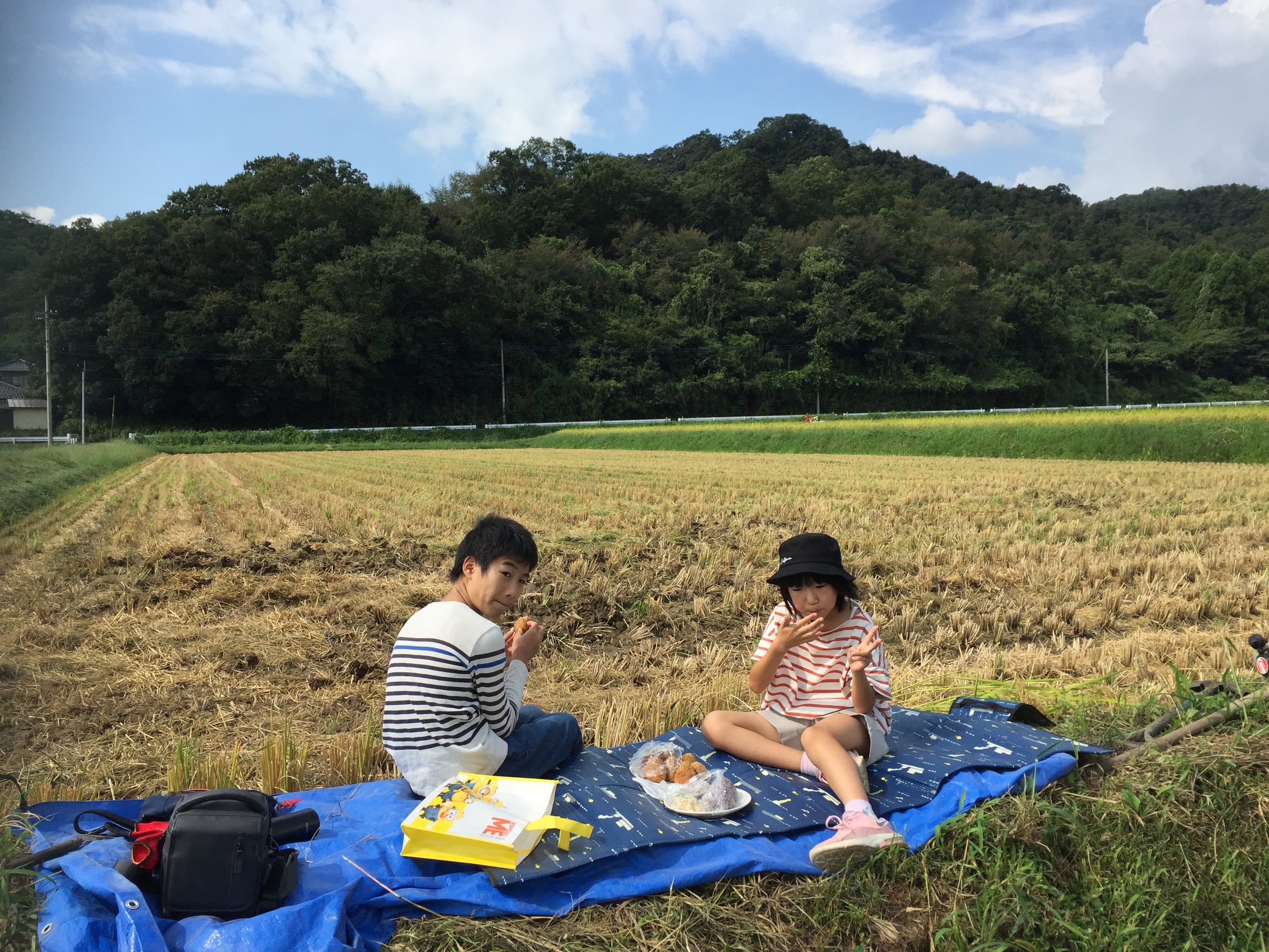 家族で楽しく農作業。お昼は田んぼでおにぎり！