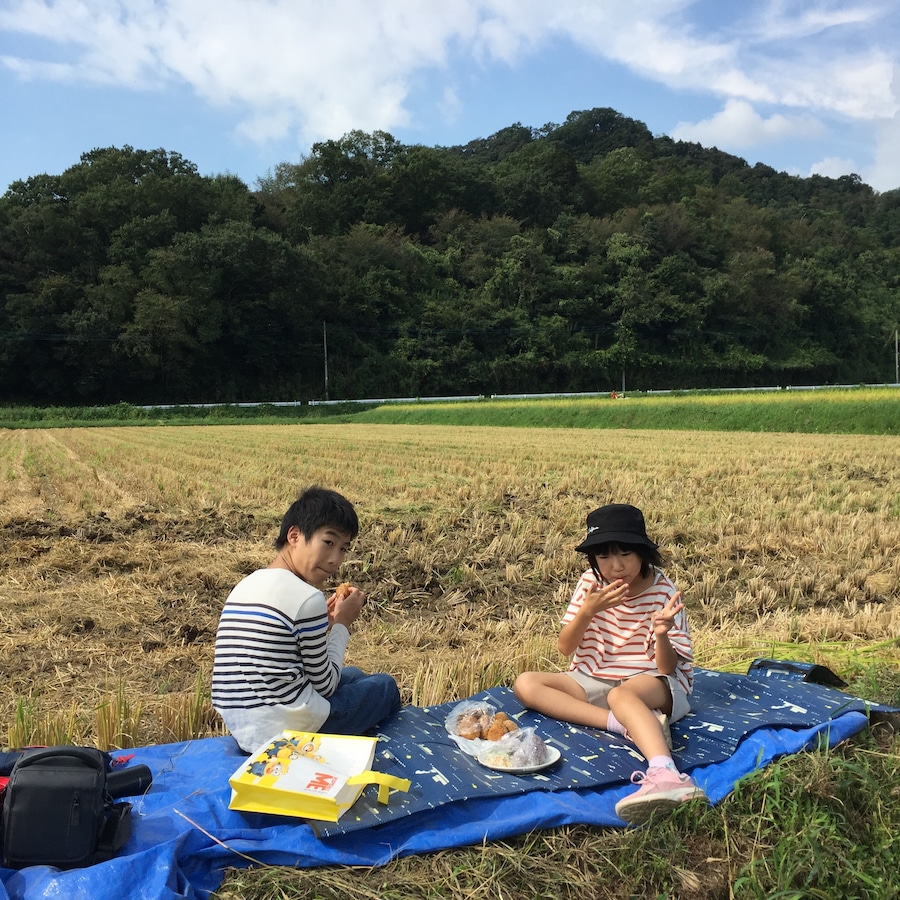 家族で楽しく農作業。お昼は田んぼでおにぎり！