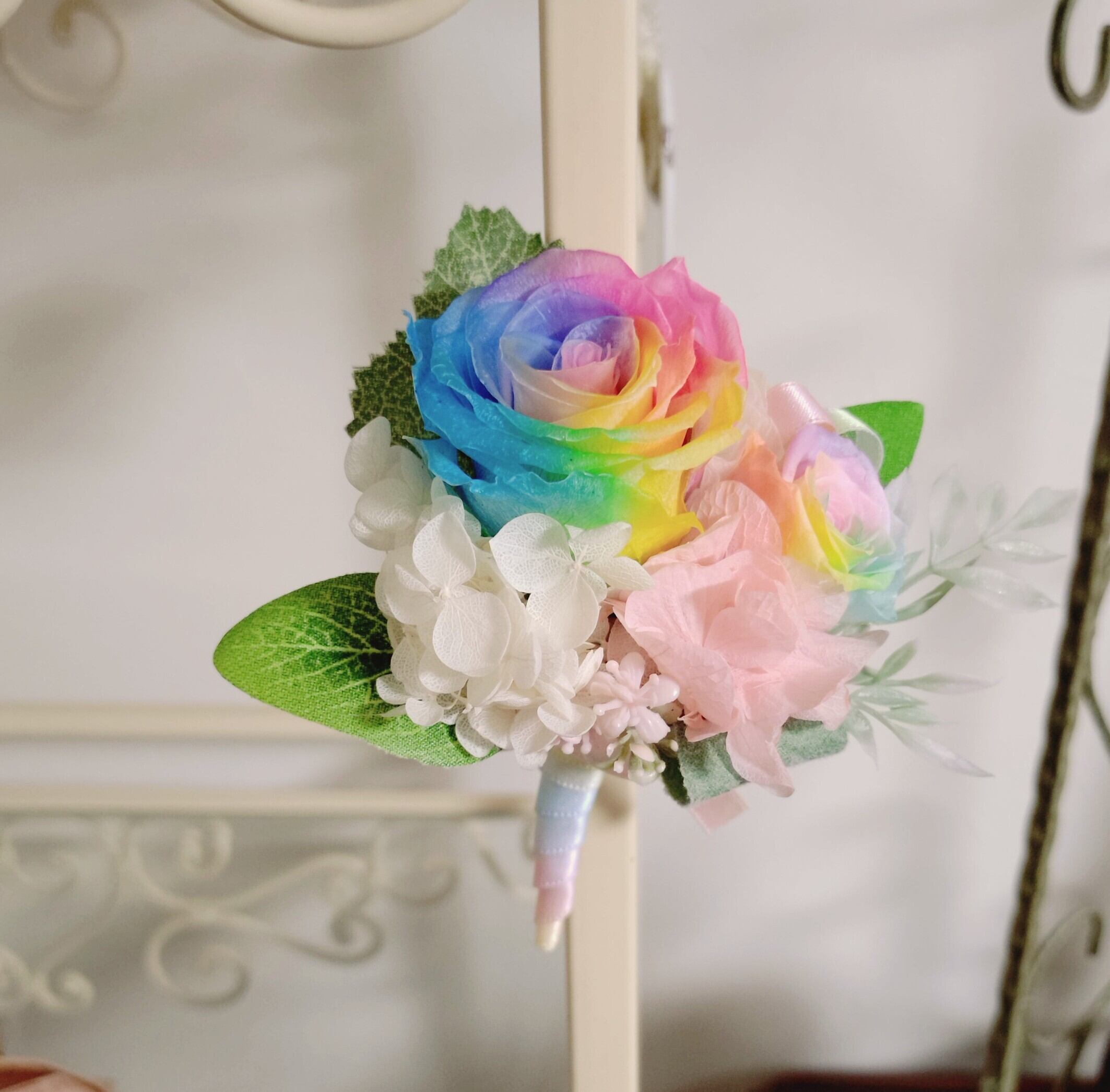 虹色のバラが目を惹きます