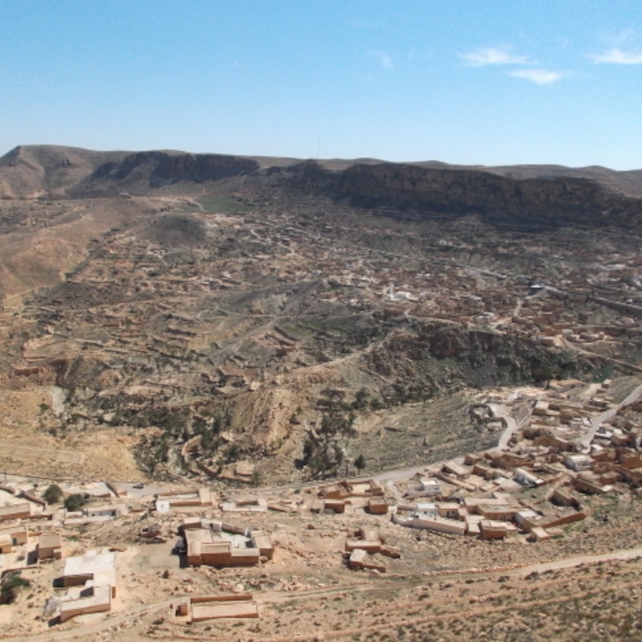 春色の訪れを待つ谷間の町