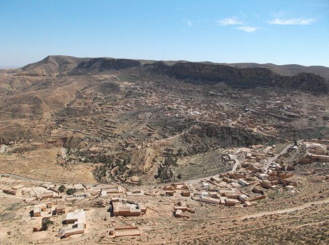 春の訪れを待つ山岳の町