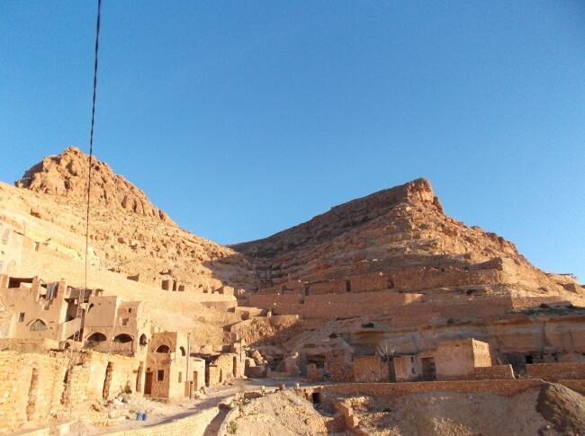 山岳の村と真っ青な空