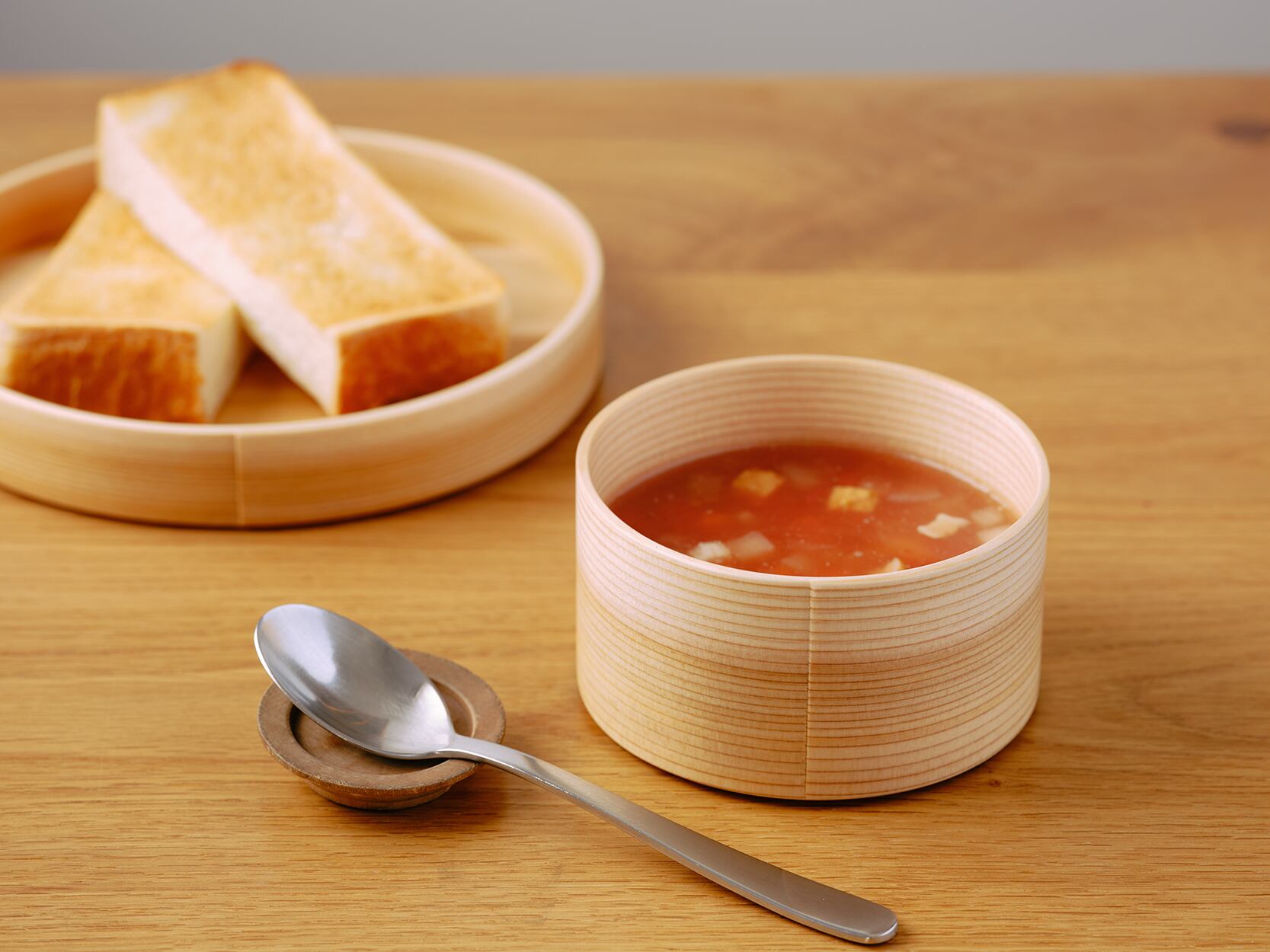 食品衛生法適合のウレタン塗装済。油分のあるものもご使用いただけます。画像はBowl S