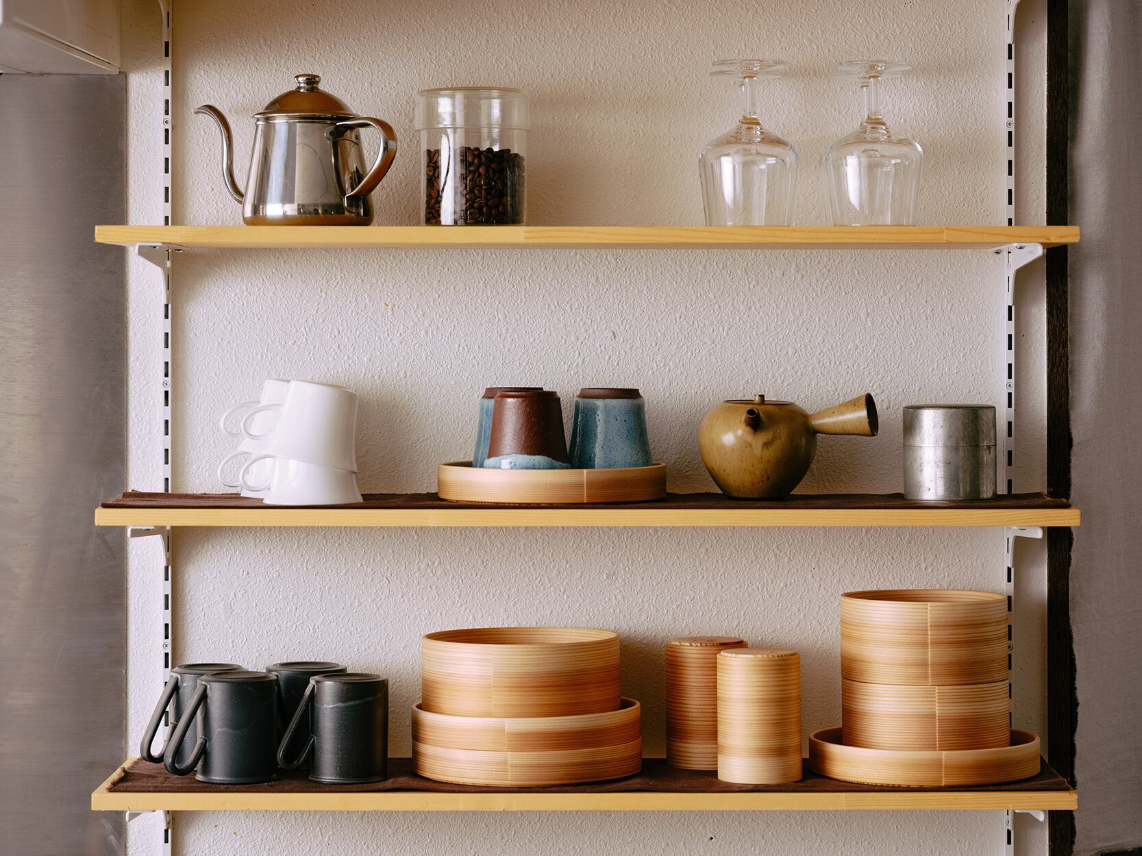 湿気や日光を避け、なるべく風通しの良い場所で保管してください。