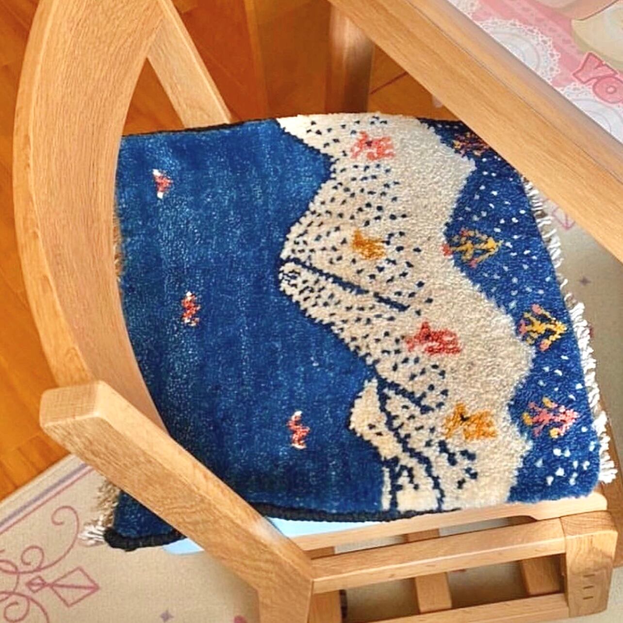 木のお椅子の上に〜ウールでフカフカ！硬い座面の痛さも軽減します