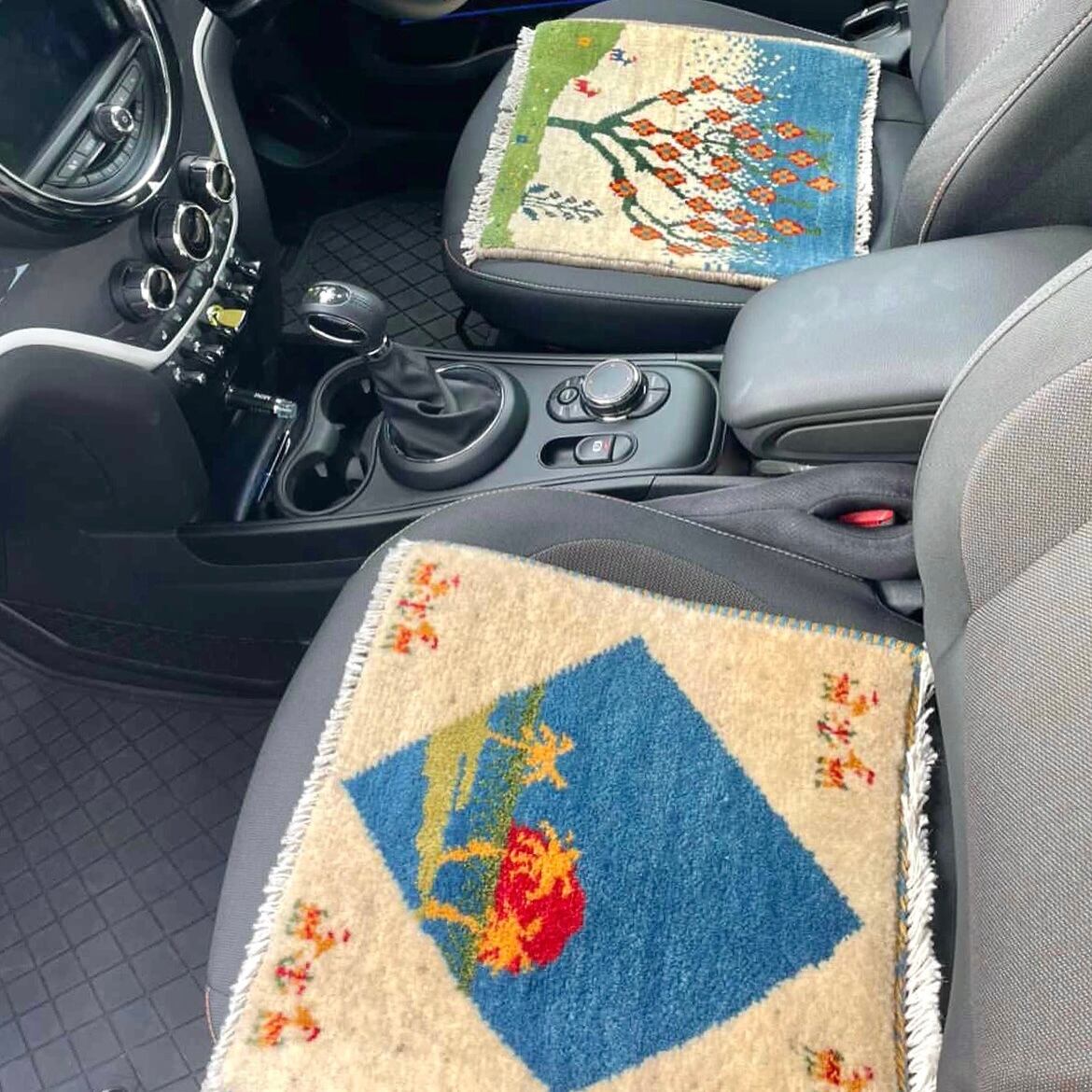 車のシートにも～無機質な空間にも一枚でグンっと華やかに！オフィスシーンにもオススメです