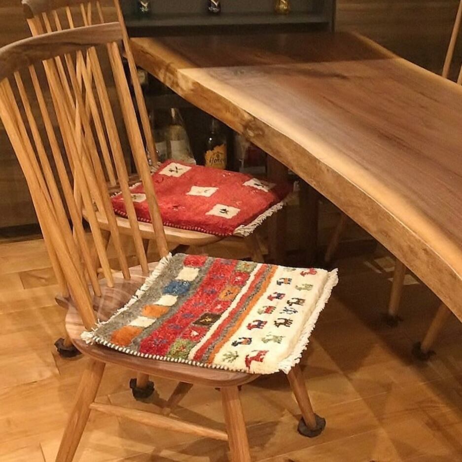 木のお椅子の上に～ウールでフカフカ！硬い座面の痛さも軽減します