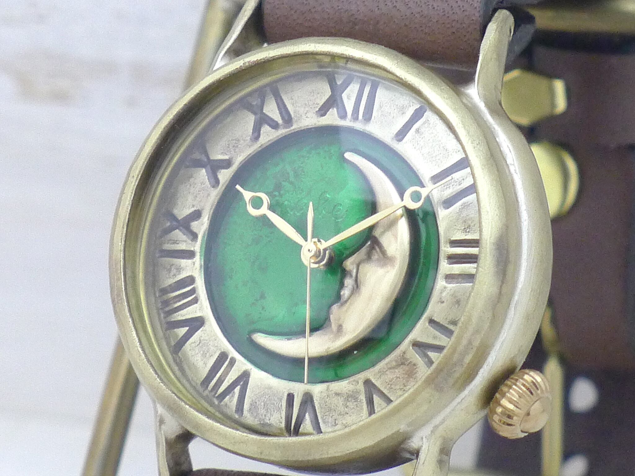 立体的な三日月と透明感あるグリーン文字盤