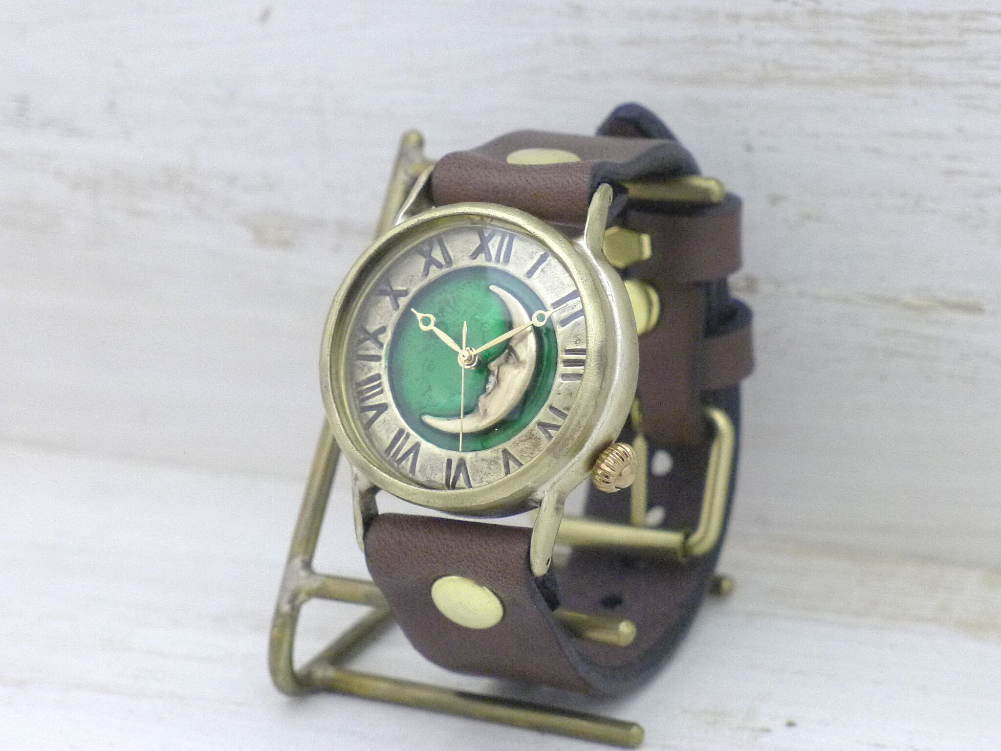 ケースはアンティーク感ある古美仕上げ