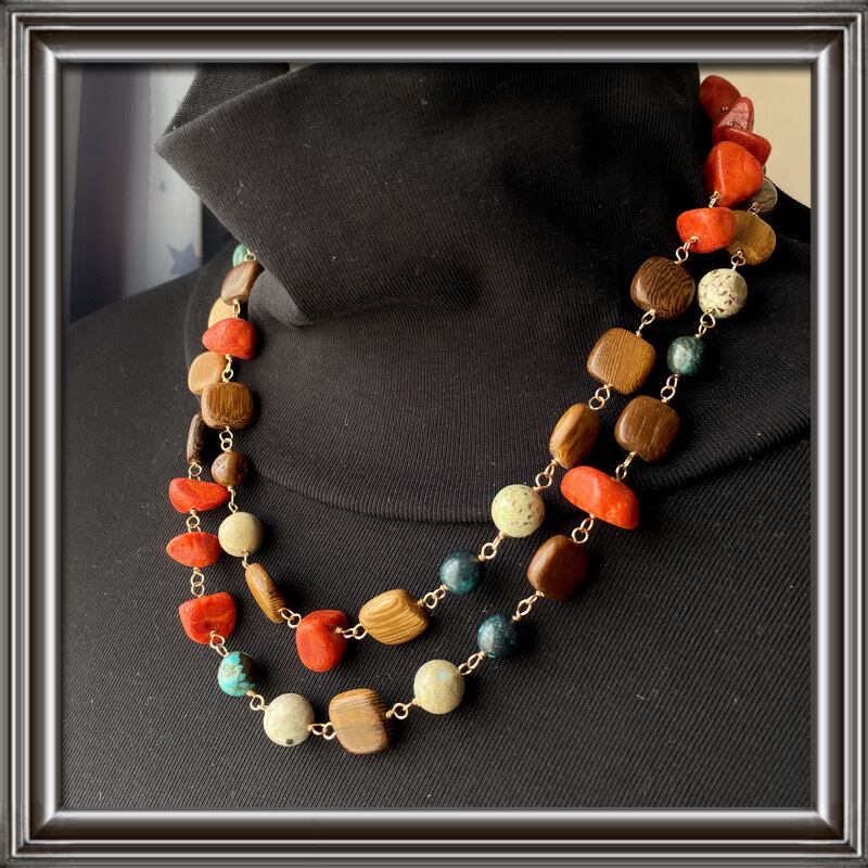 ナチュラルなウッドビーズにサンゴ