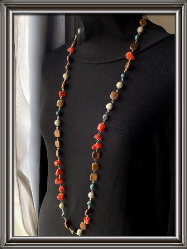 落ち着いた赤が目を引くネックレス