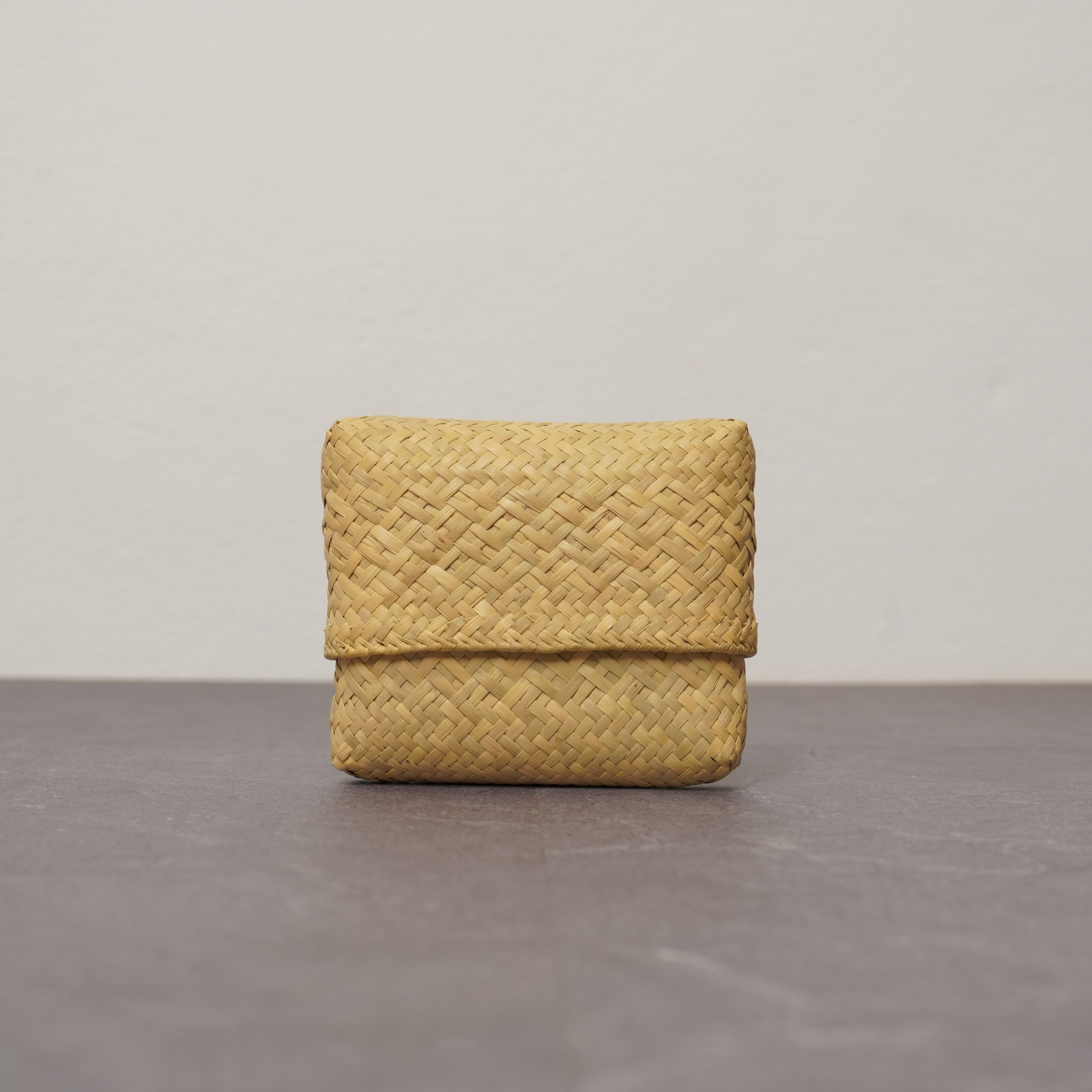 ナチュラルの色味も個体差がございます。