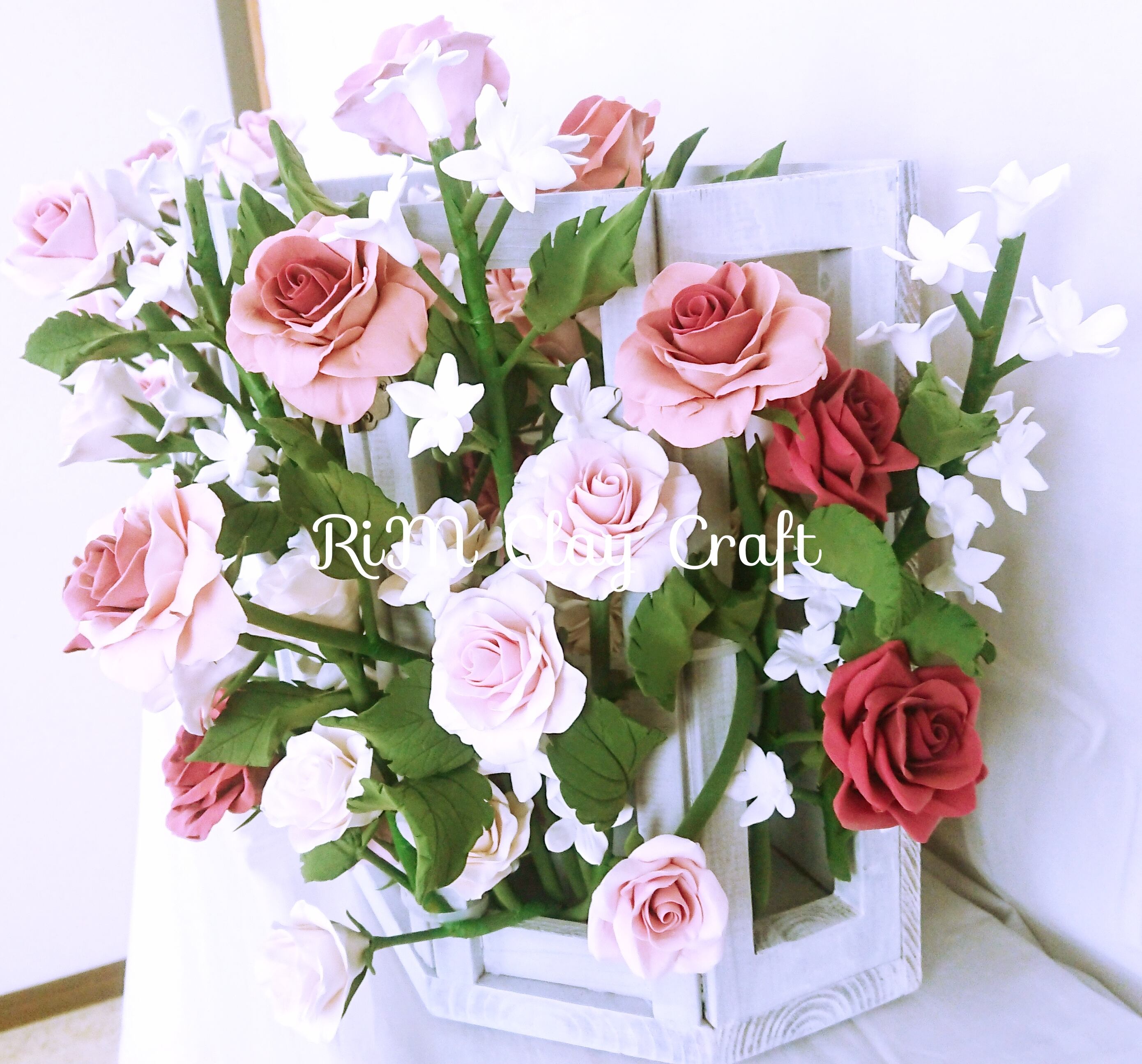 いろいろな種類のたくさんの花で豪華に