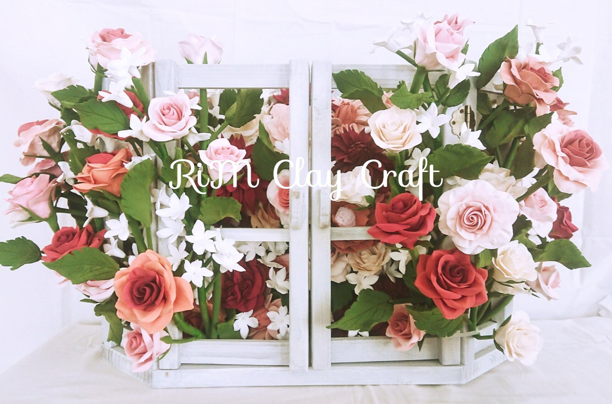 可愛い木の扉にアンティークカラーの薔薇