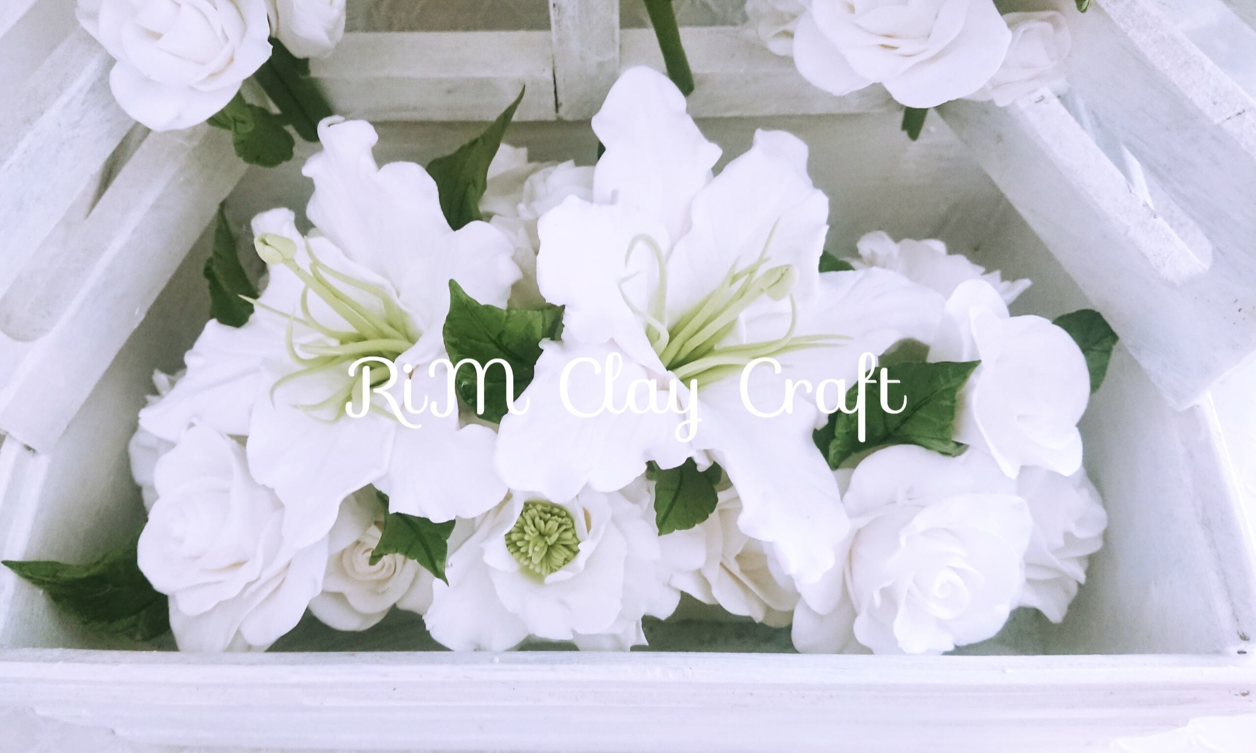 真っ白で神聖な百合の花