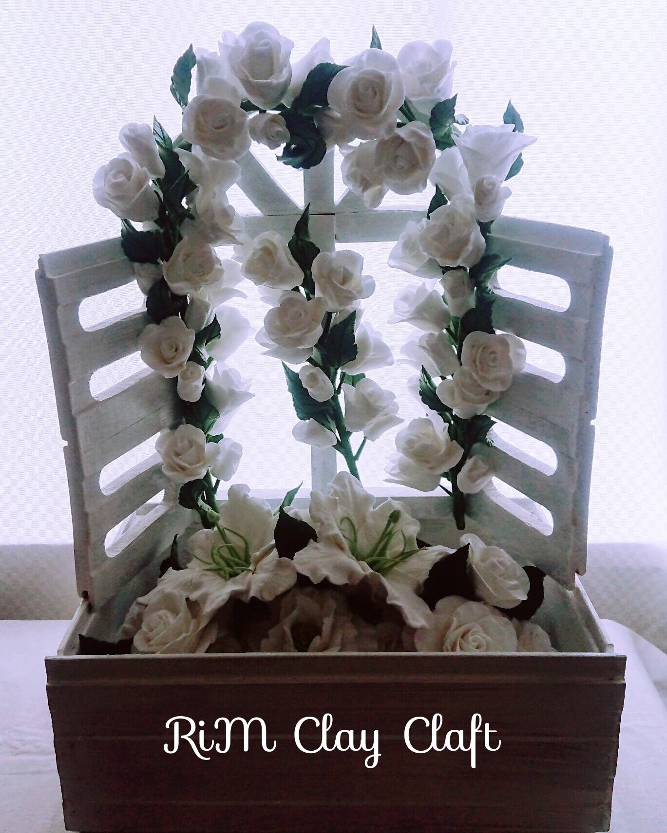 隙間から光が射し込みます