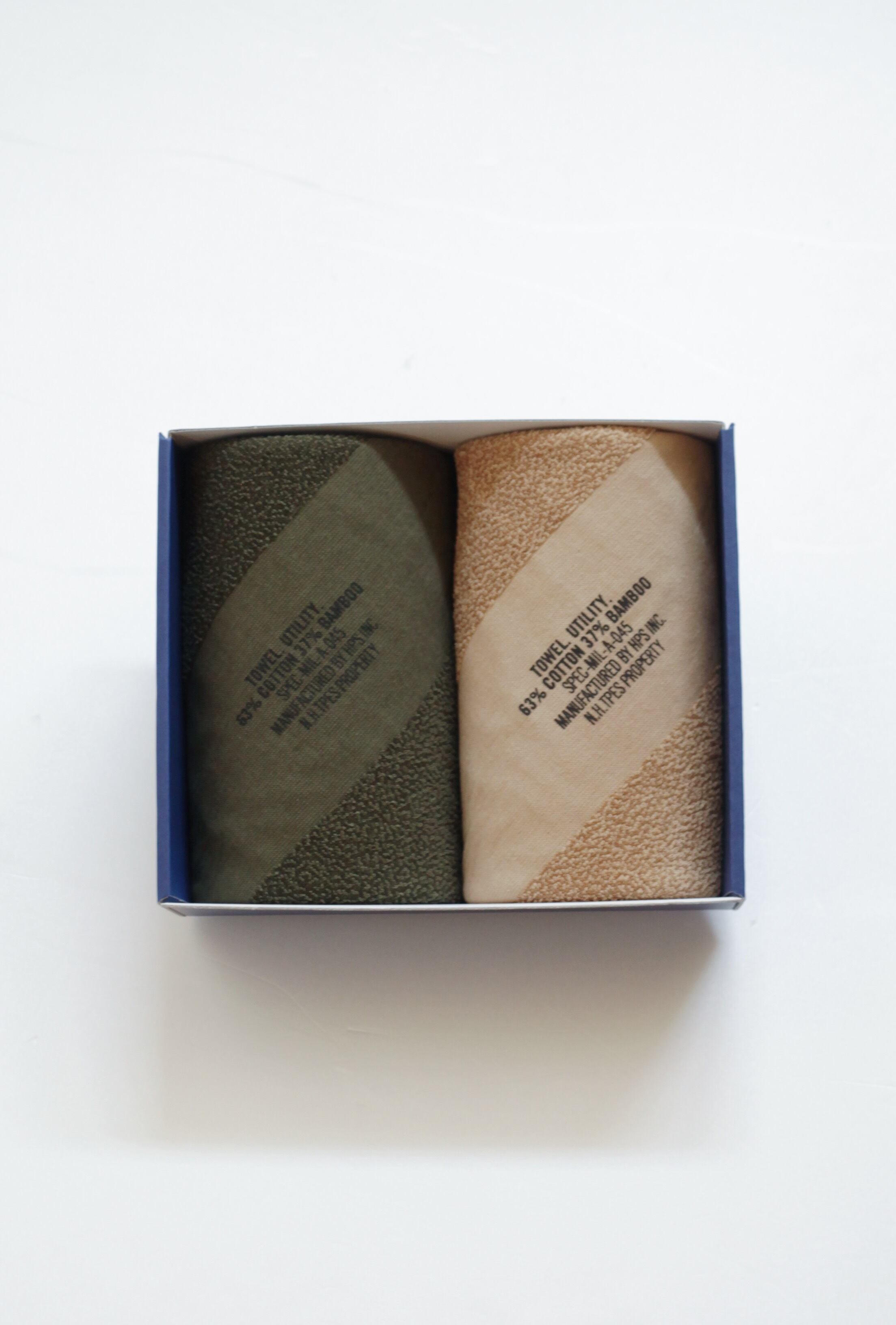 左）ダークカーキ × コヨーテ（右