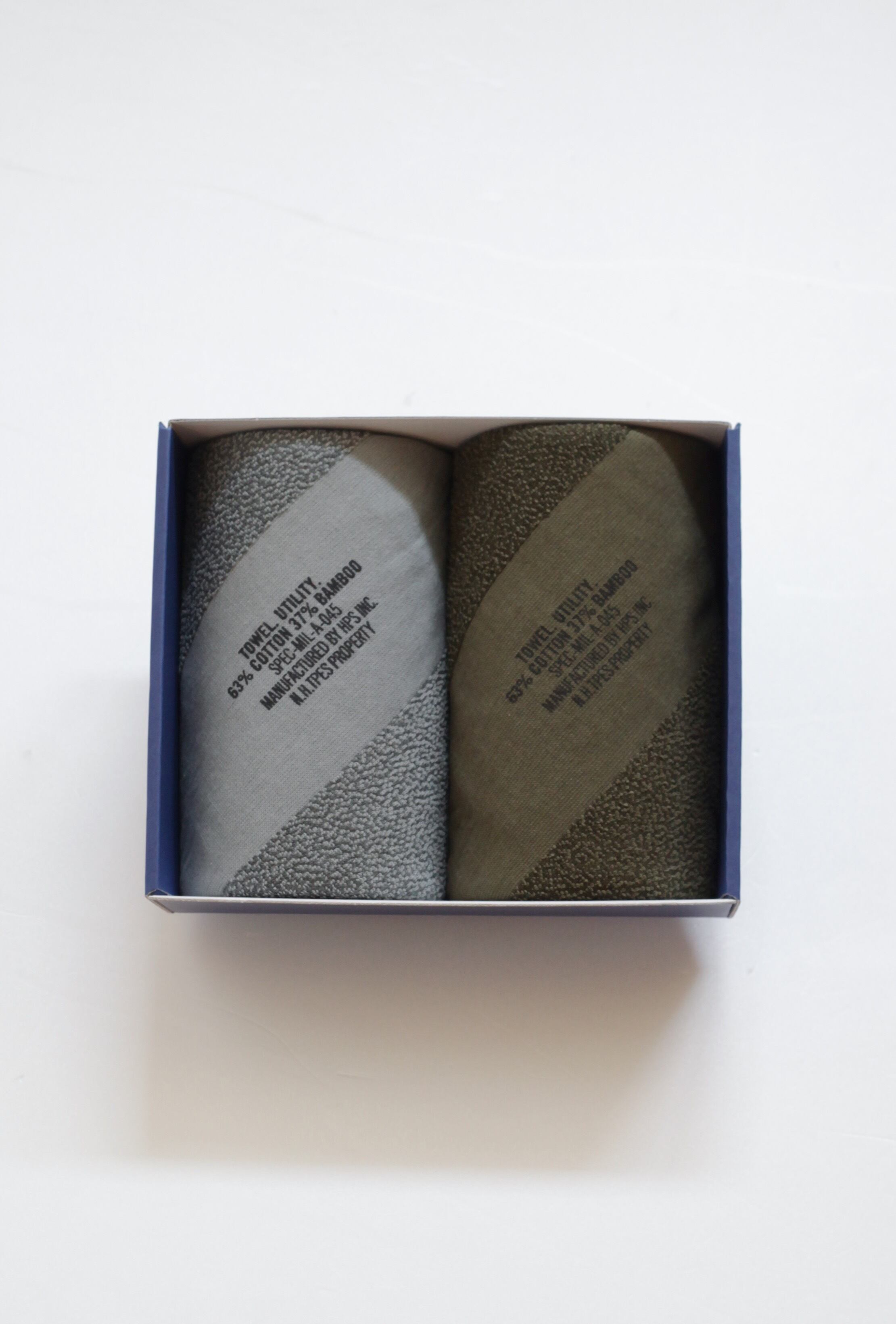 左）カーキ × ダークカーキ（右