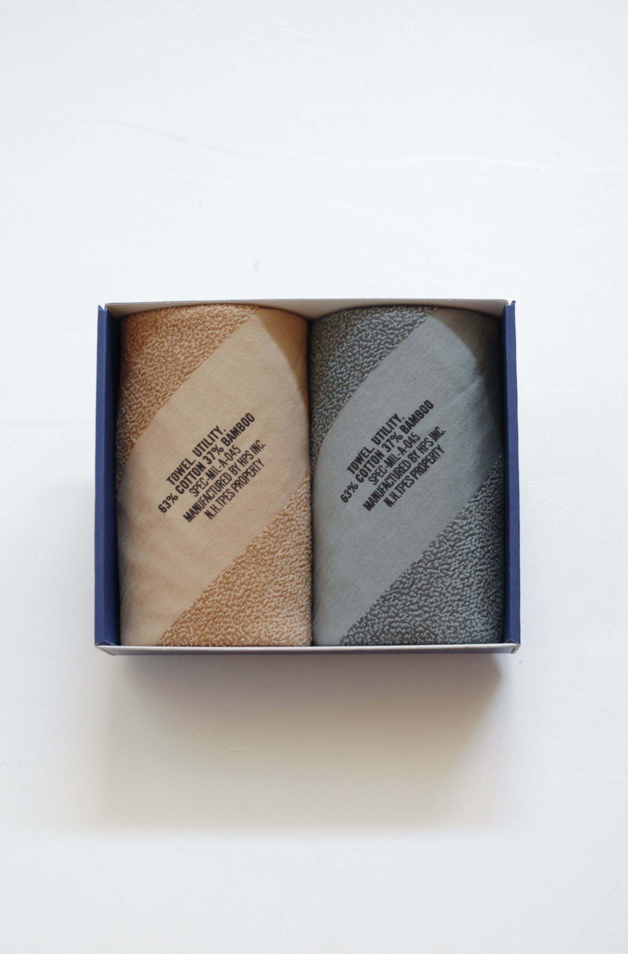 左）コヨーテ × カーキ（右