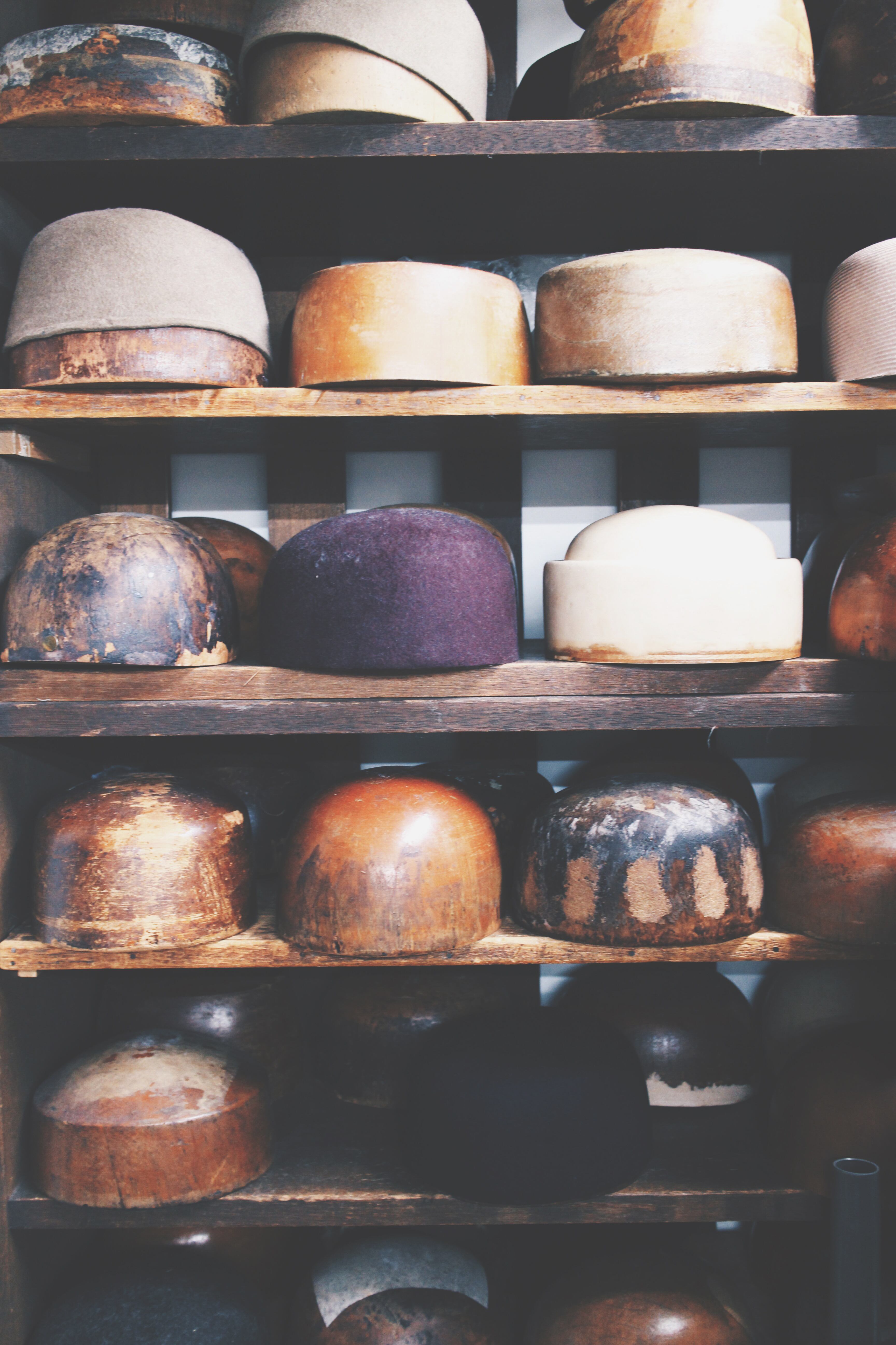 使い込まれた型は頭の型とつばの型の組み合わせにより様々な帽子を生み出します。