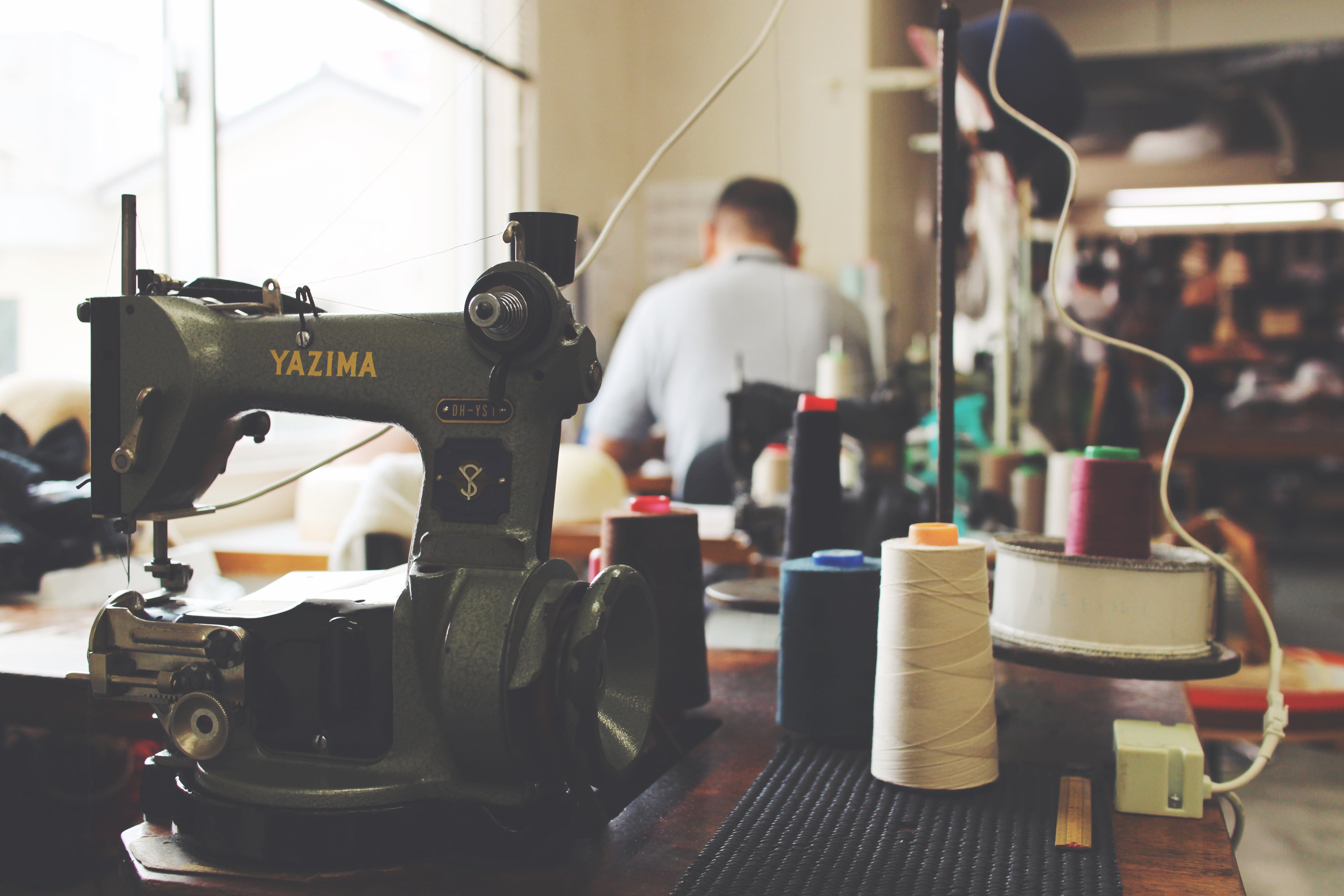 トアロード社屋の3階で熟練の職人が生産しています。