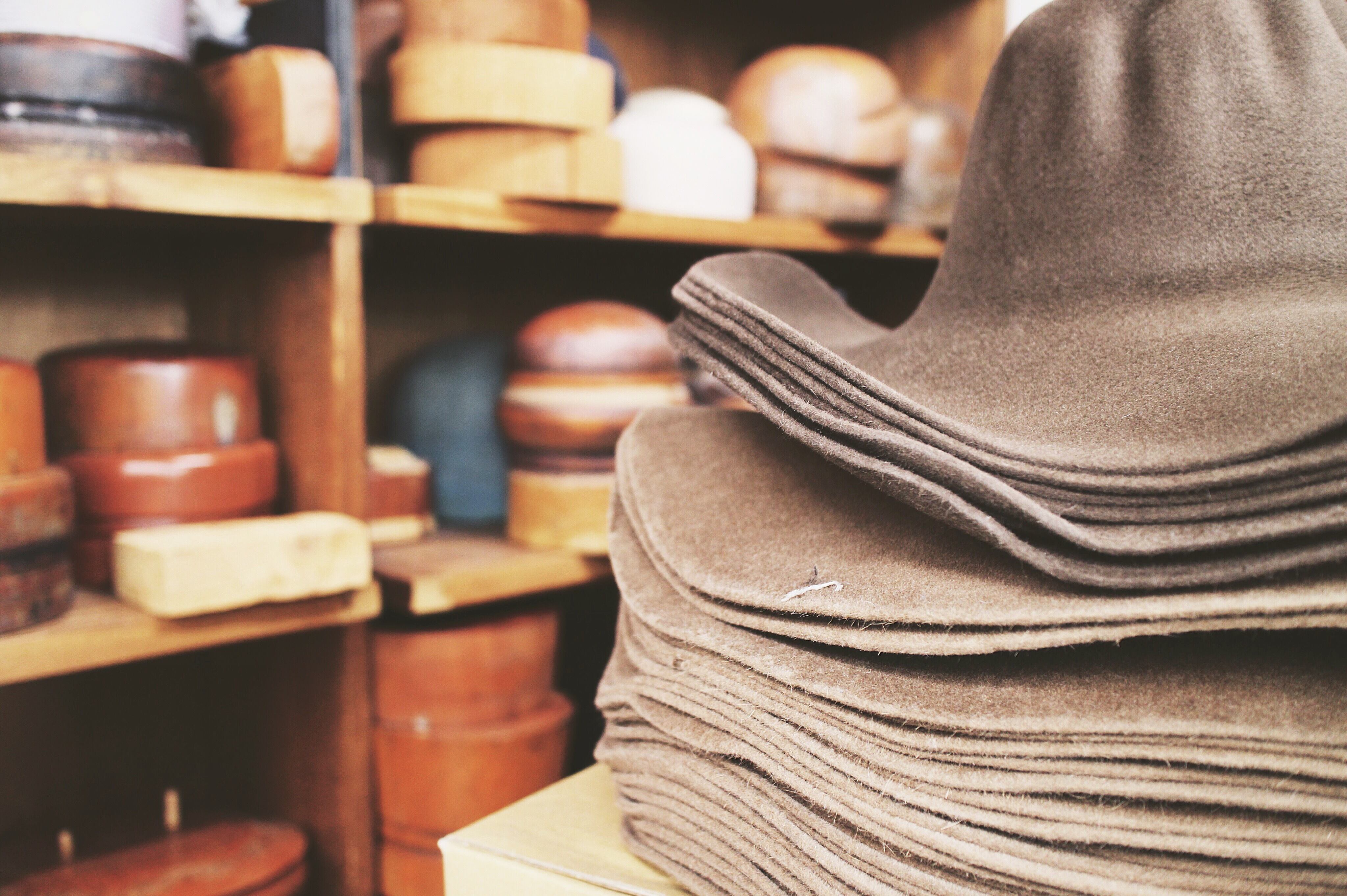 ヨーロッパより仕入れるファーフェルト(兎毛)は光沢がありフェルト素材の最高峰です。