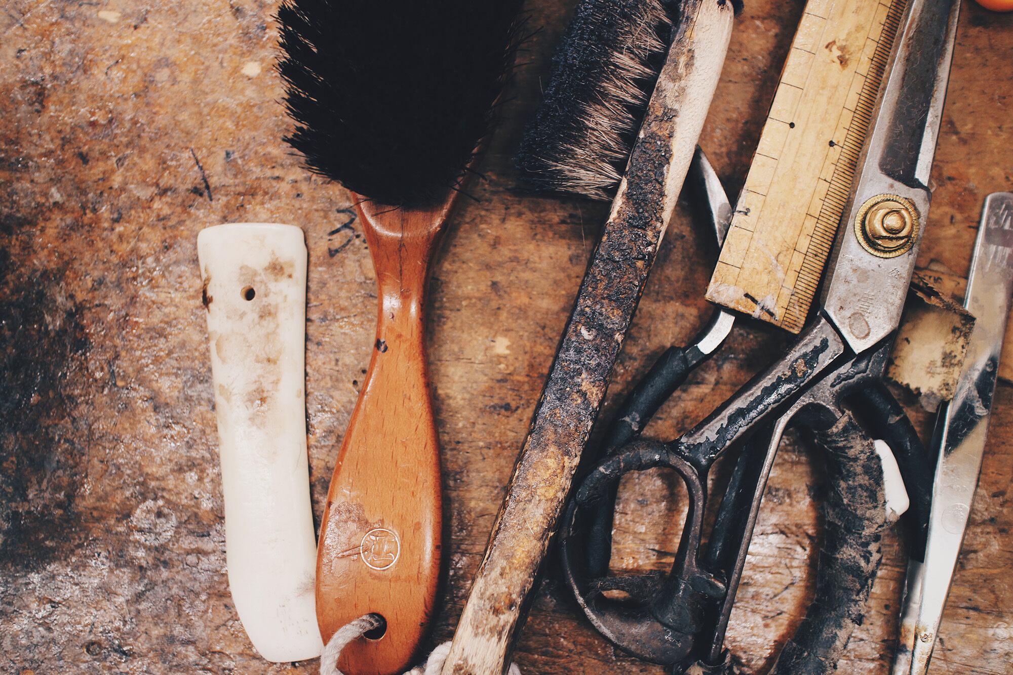 使い込まれた工具類で帽子の細部に至るまで職人が手を加えます。