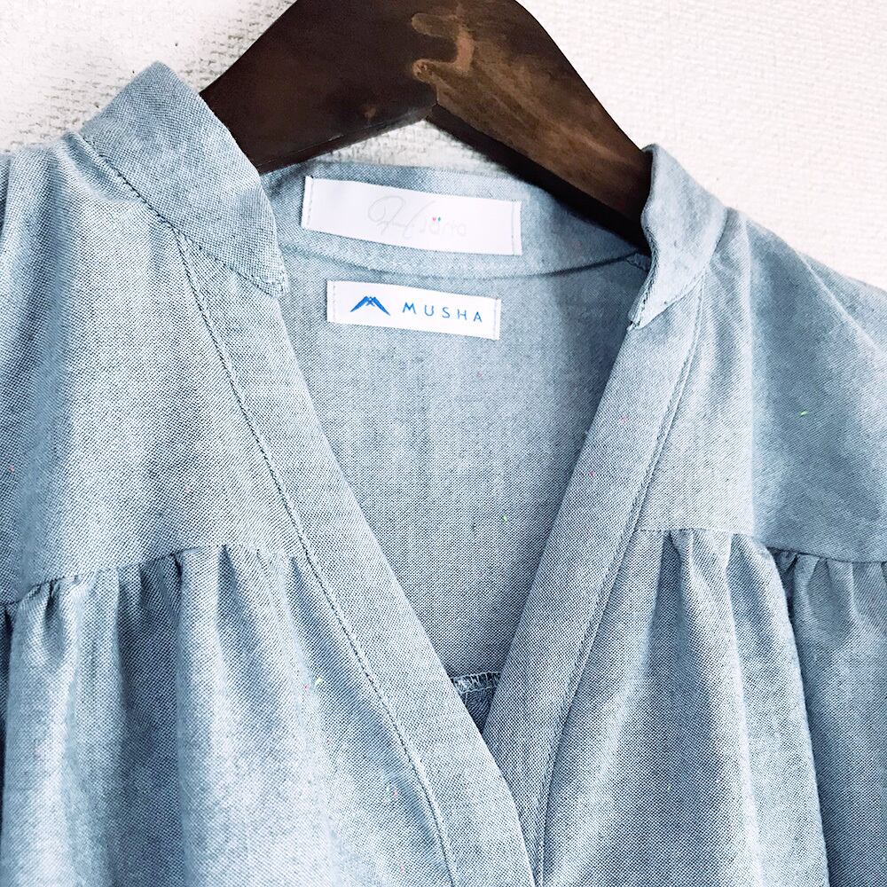 女性らしい首元を演出するVネック。