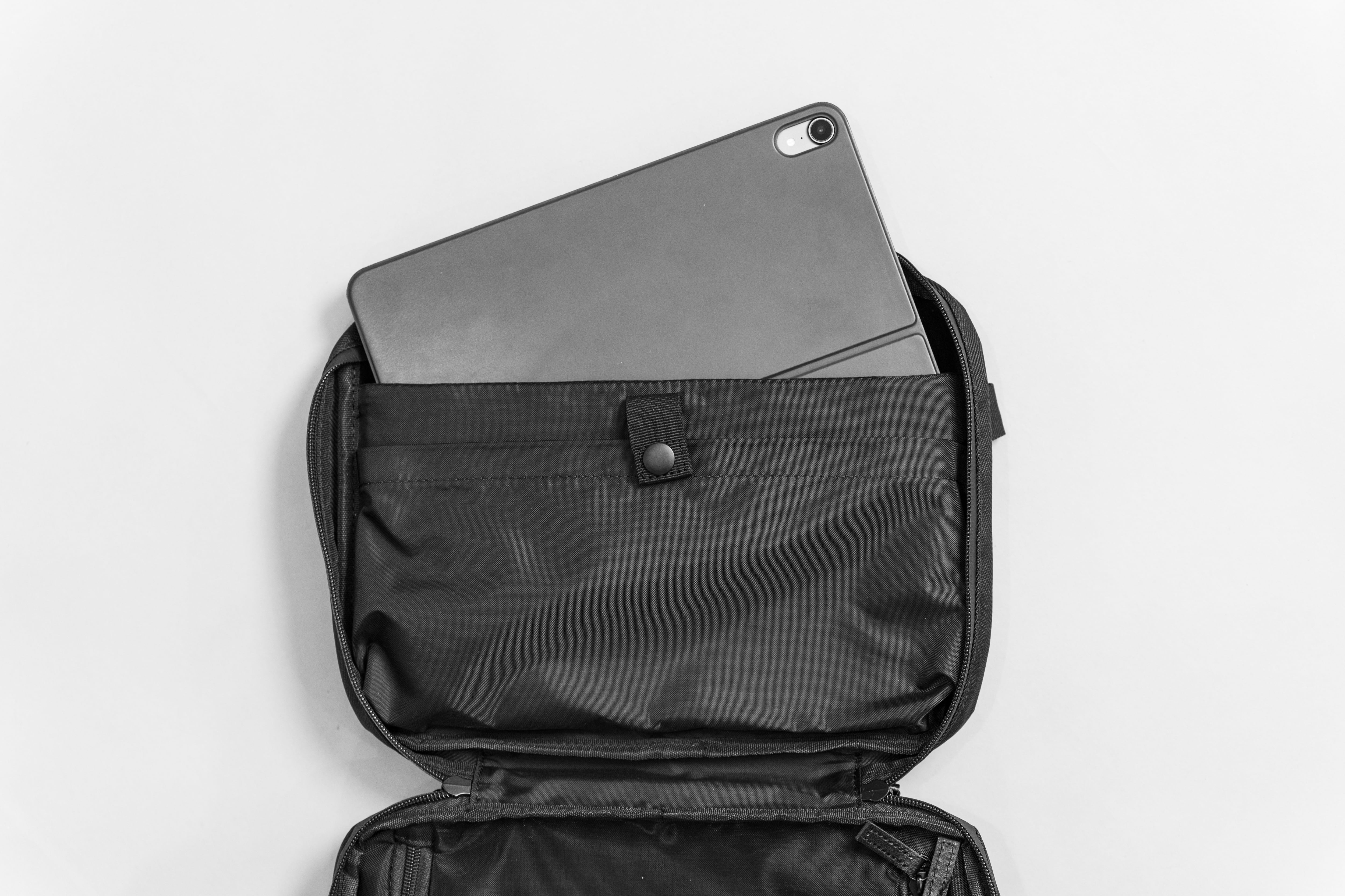 iPadユーザーのためのボディバッグ「HALF DAYPACK（ハーフデイパック