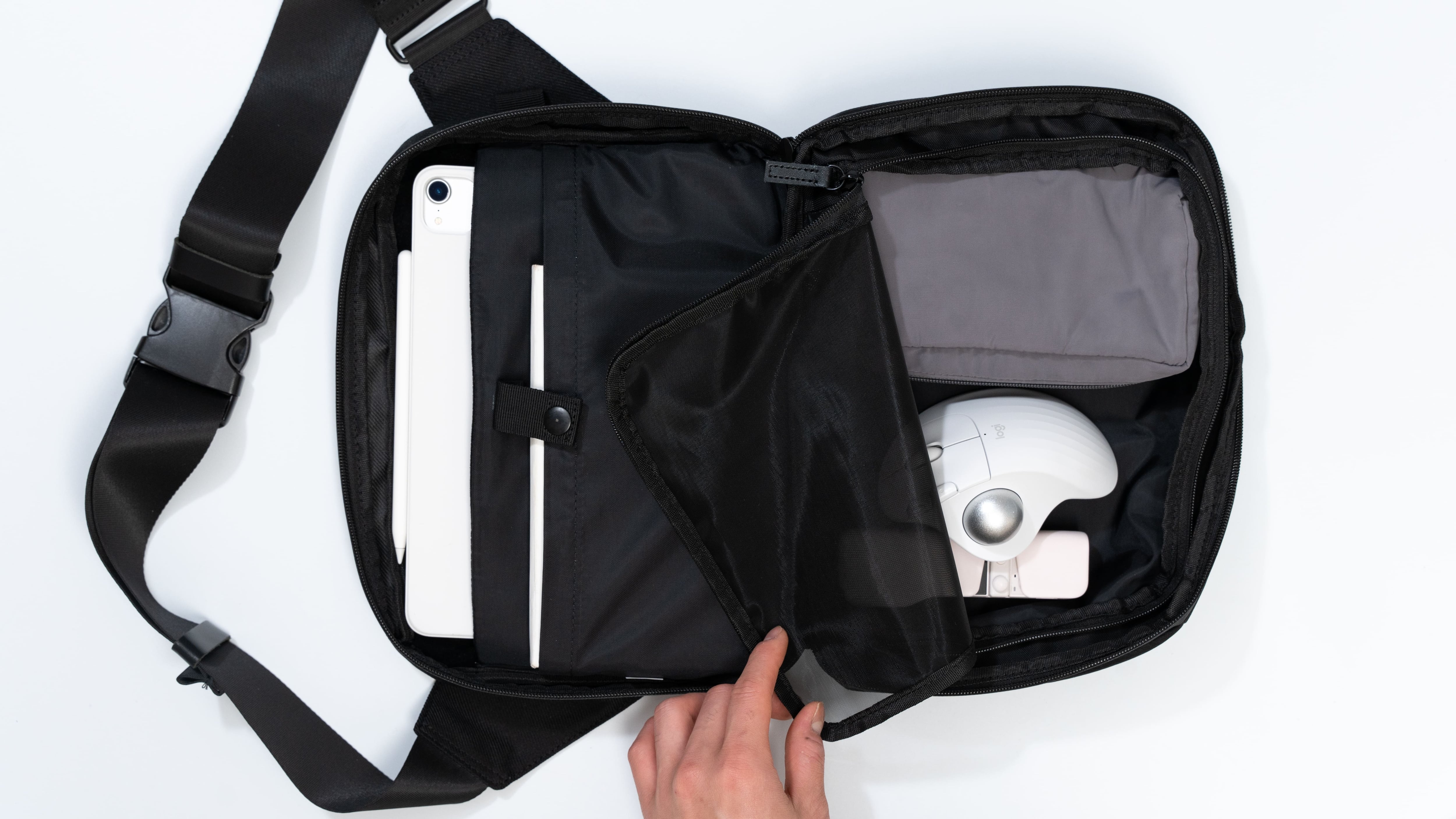 iPadユーザーのためのボディバッグ「HALF DAYPACK（ハーフデイパック 