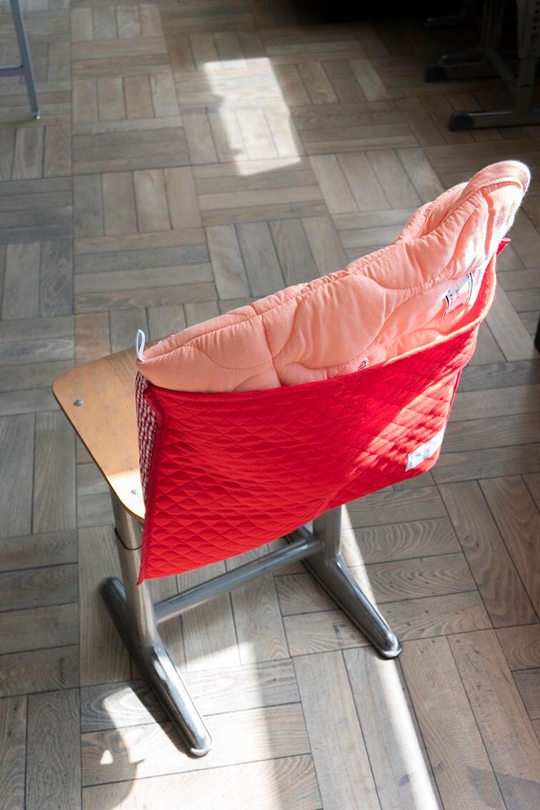 ポケットに防災頭巾を入れます