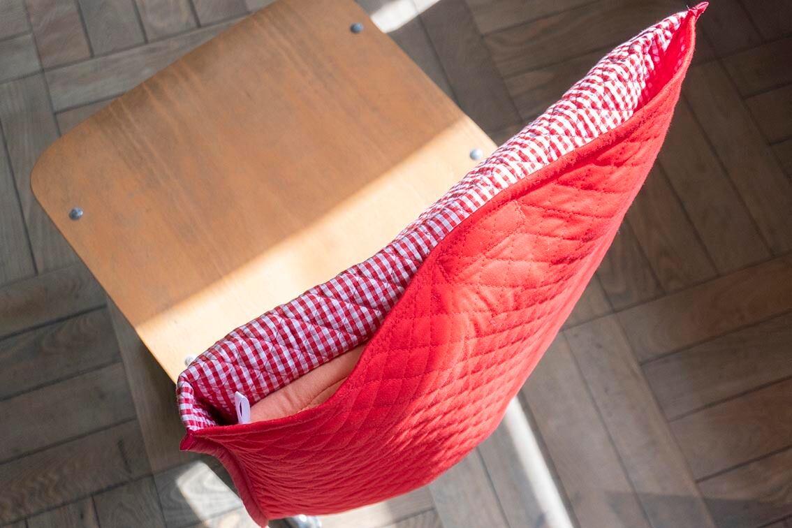 ポケットの口は面ファスナー(マジックテープ)です