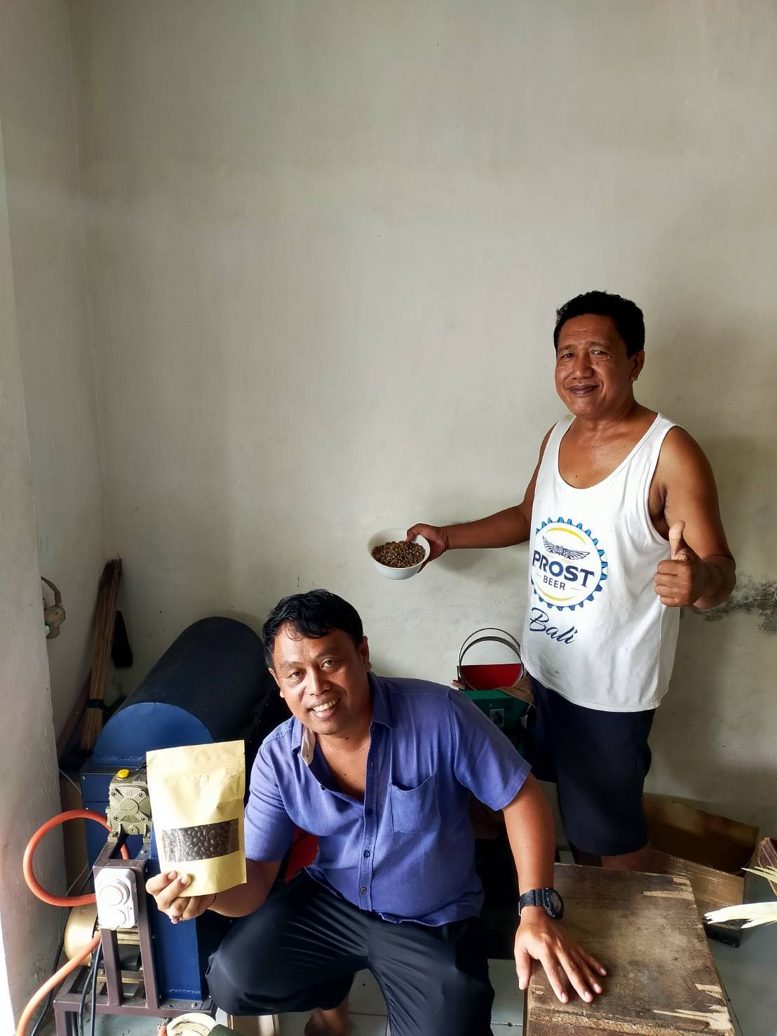 バリ島ローカル珈琲、ラナン珈琲を焙煎、パッキングしてくれるウィの隣の家のユダナさんです。