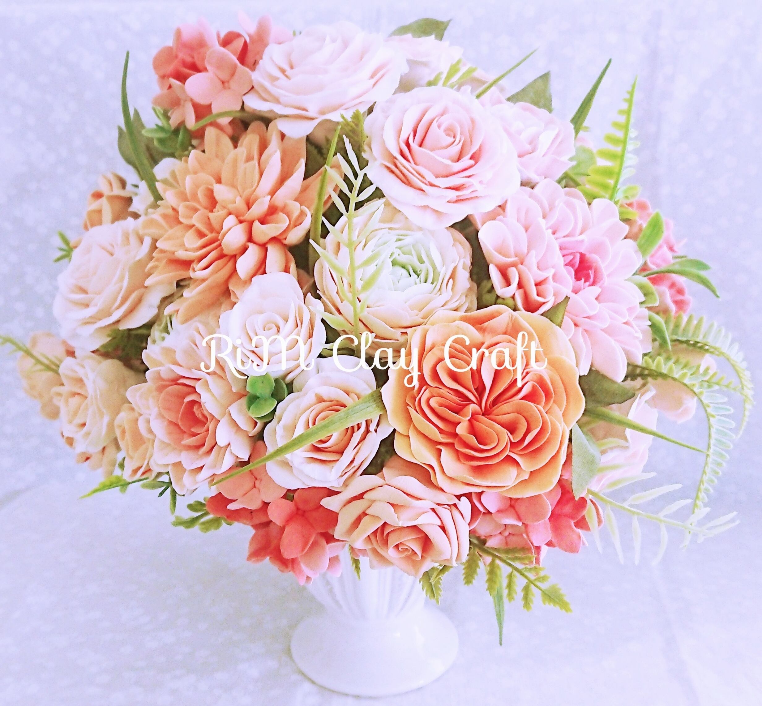 さまざまなピンクの花がたくさん