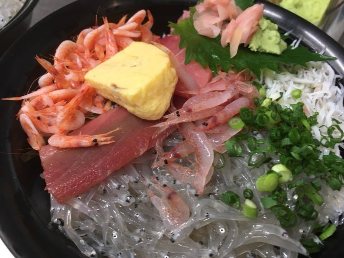 次郎丸では新鮮な海鮮丼などが食べられる
