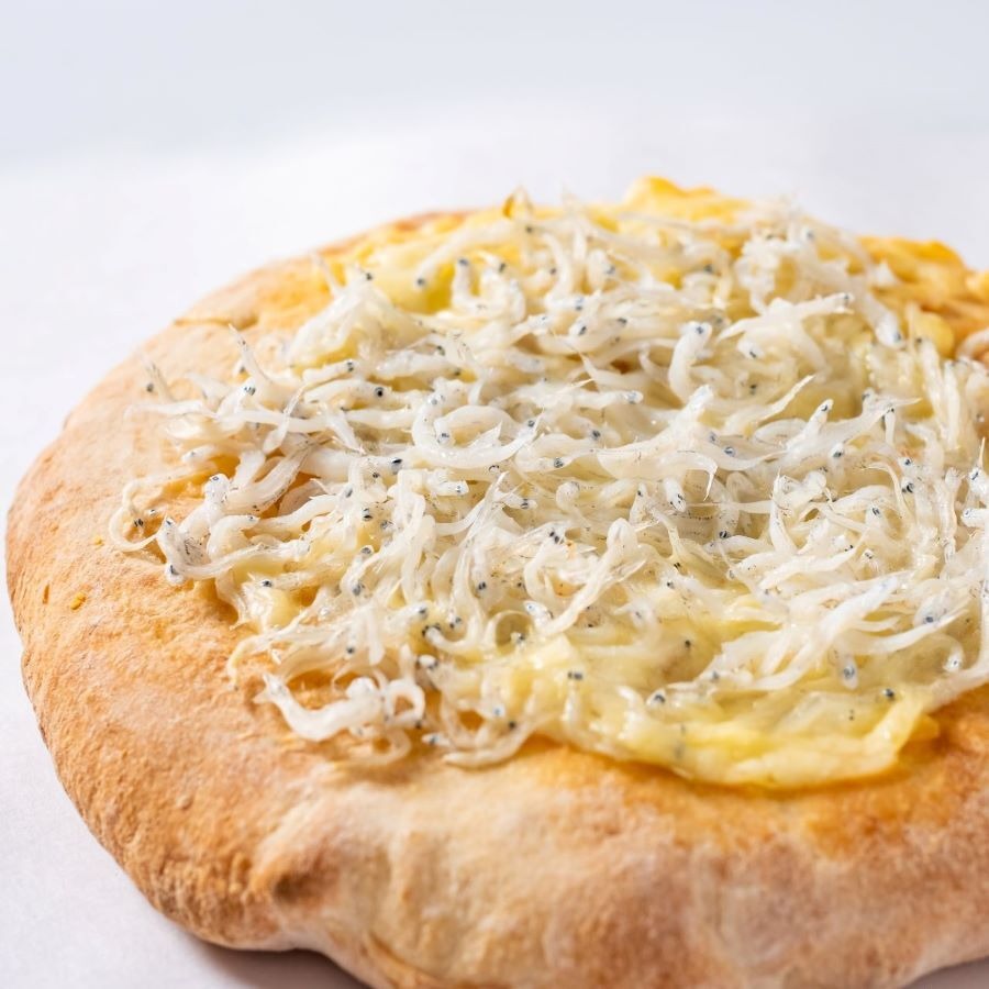 静岡しらすピザはしらすの自然な塩気で素材の味を楽しめる