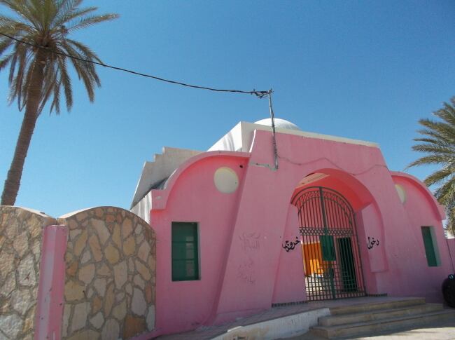 ピンクの門が可愛らしい町の広場