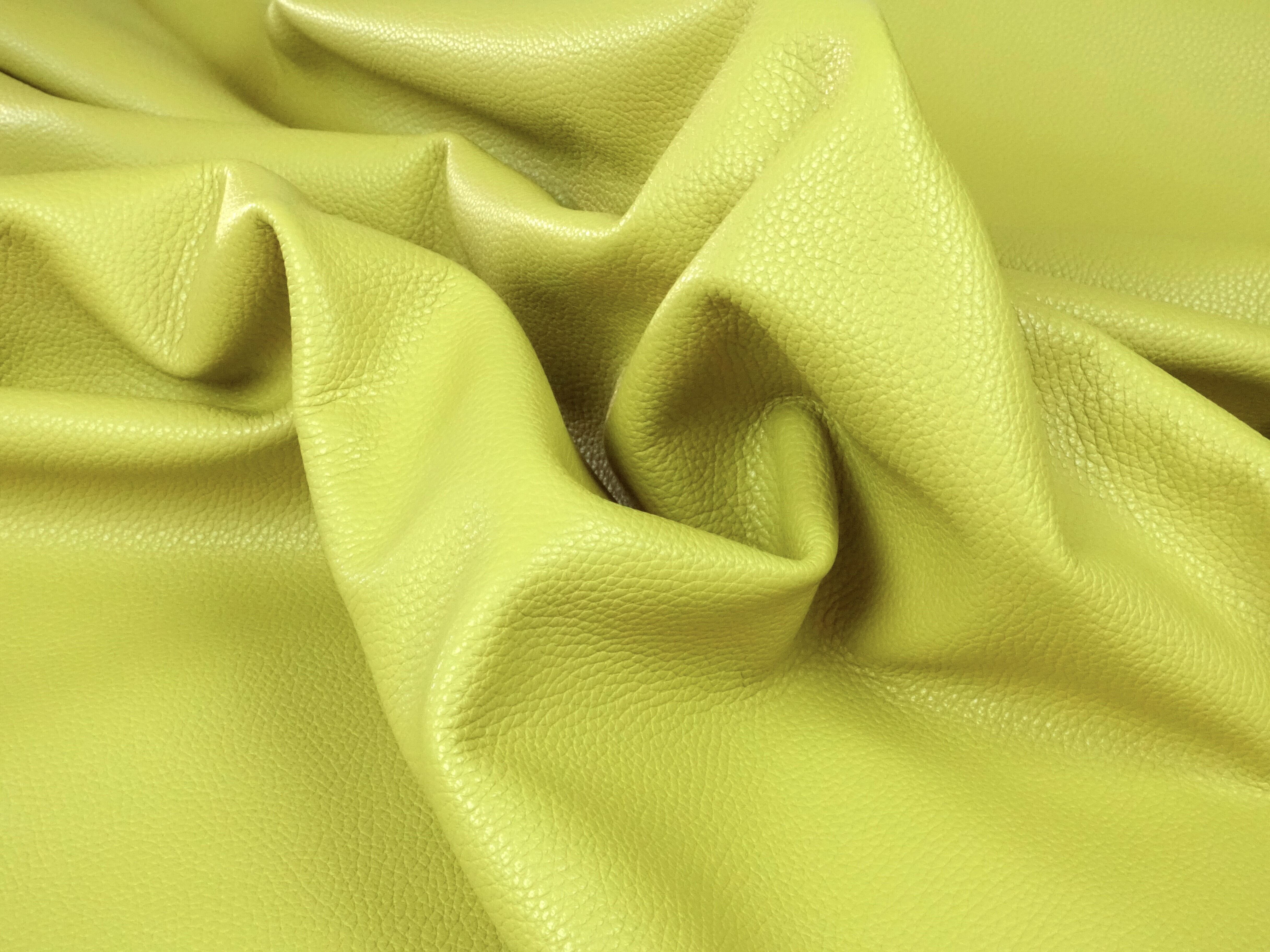 発色のよい【アドリアレザー】を使用。柔らかさも自慢！