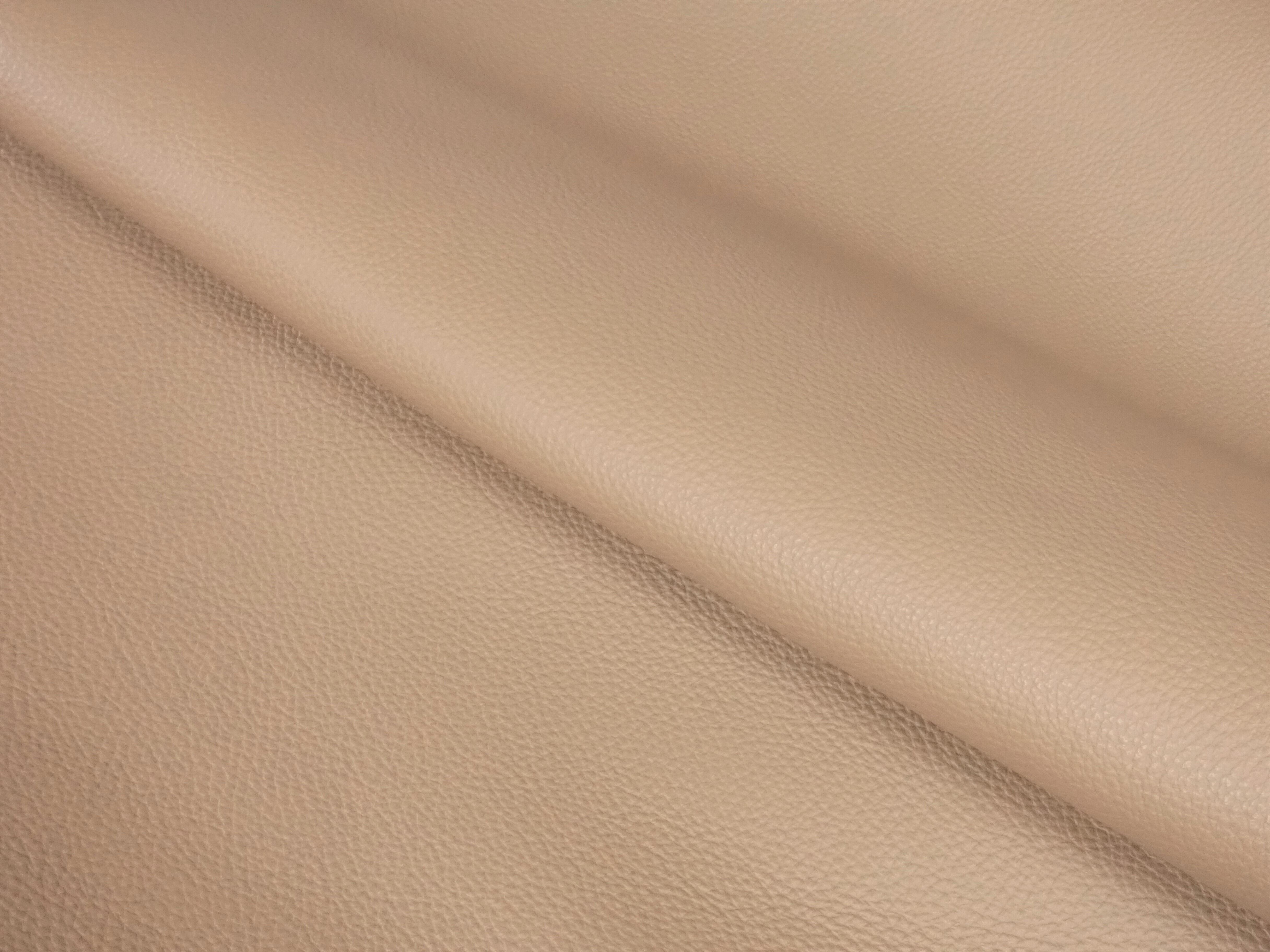 革の本場イタリアの技術力で「絶妙カラー」もばっちり！