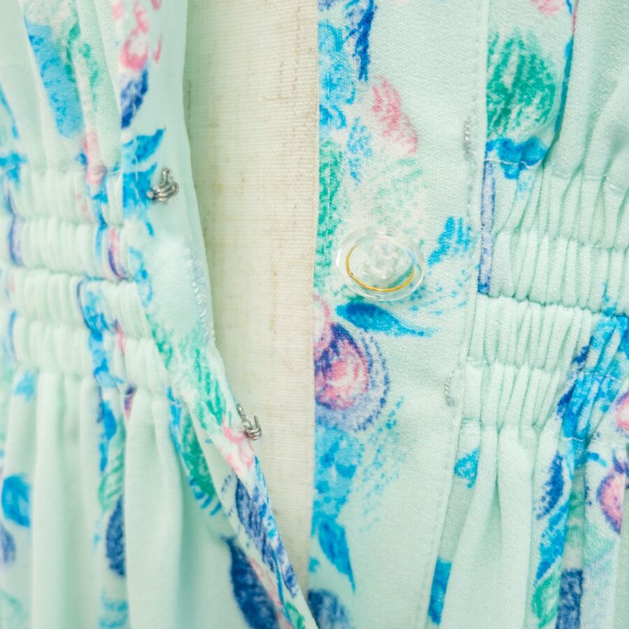 ウエスト部分は、上の生地が浮かないように、ホックが付いています