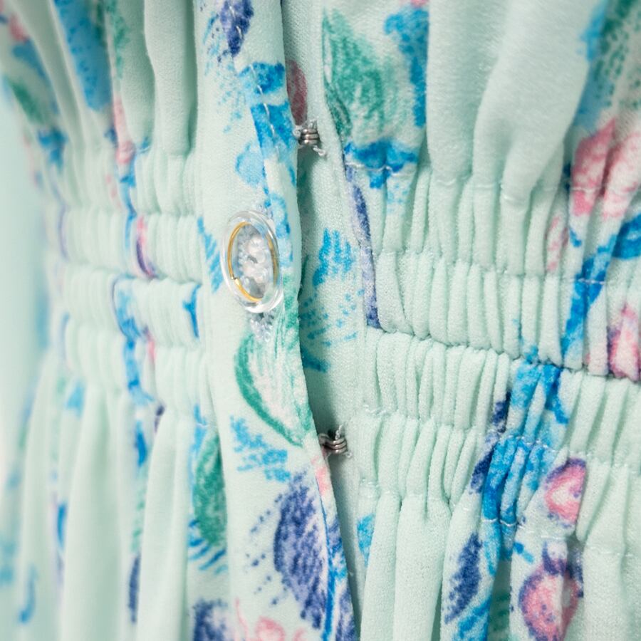 ウエスト部分は、上の生地が浮かないように、ホックが付いています