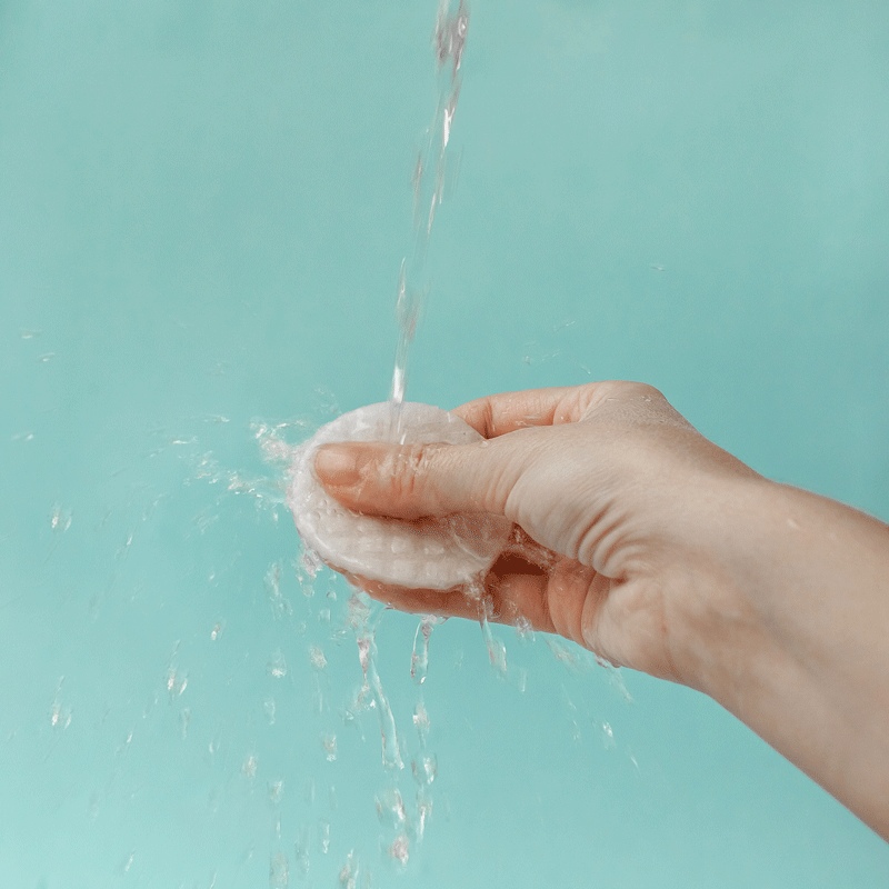 石鹸を使い手洗い、または洗濯機での洗浄も可能。(洗濯機を使用の際はネットに入れてください)