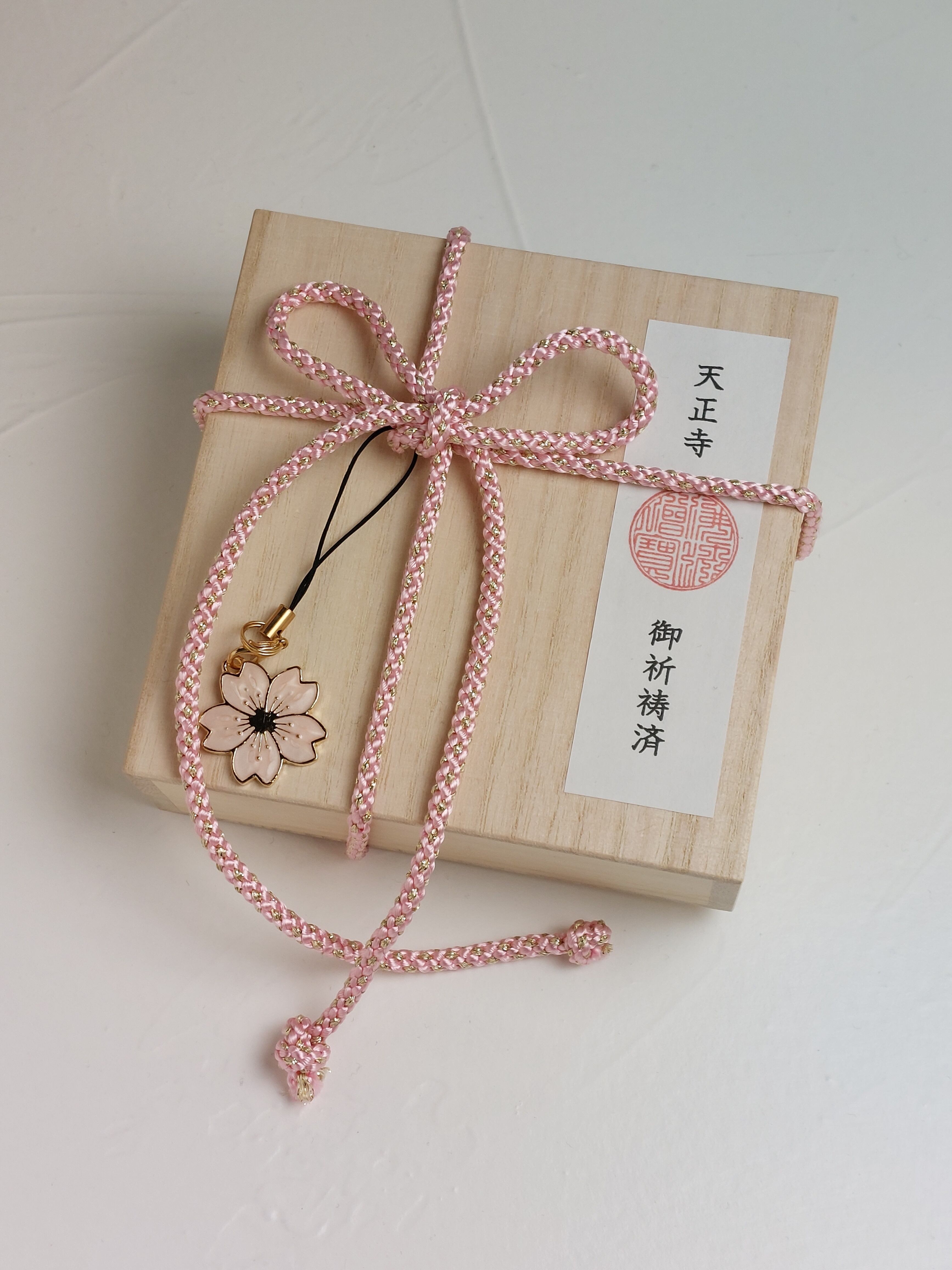 桐箱にお入れした天然石ブレスレット。箱や包みの細部にもこだわった【天空禅ブランド】です♪