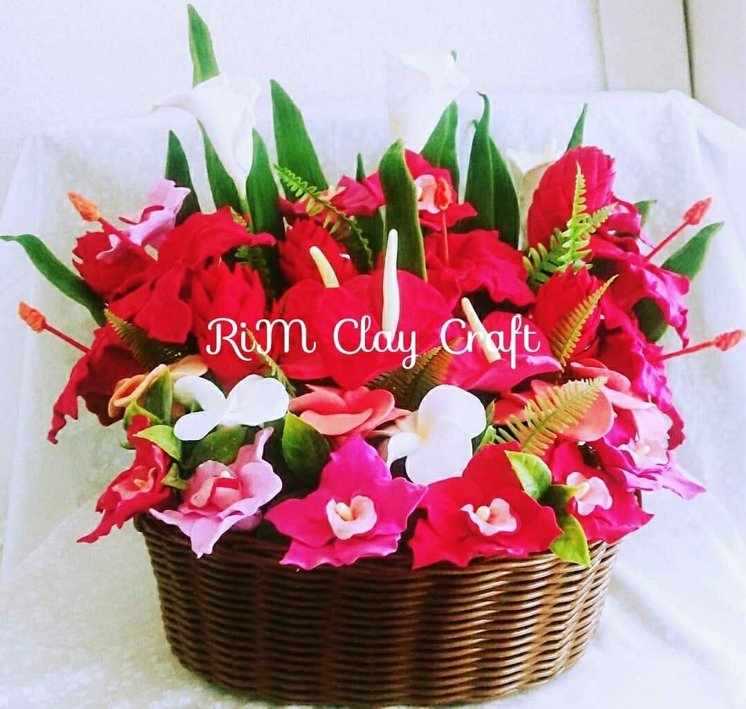 華やかな明るい赤い花々