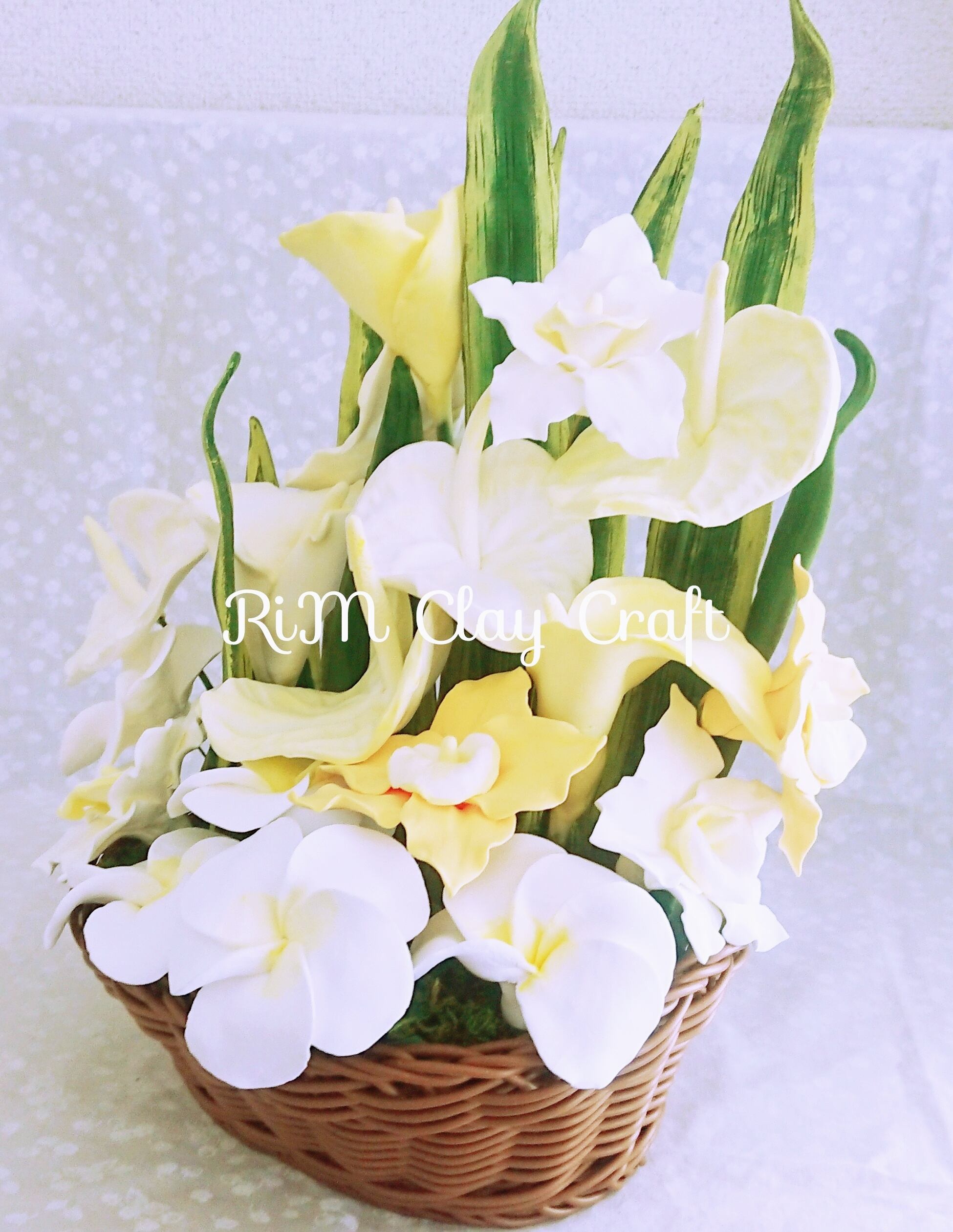 いろいろな花が詰まった背の高いアレンジ