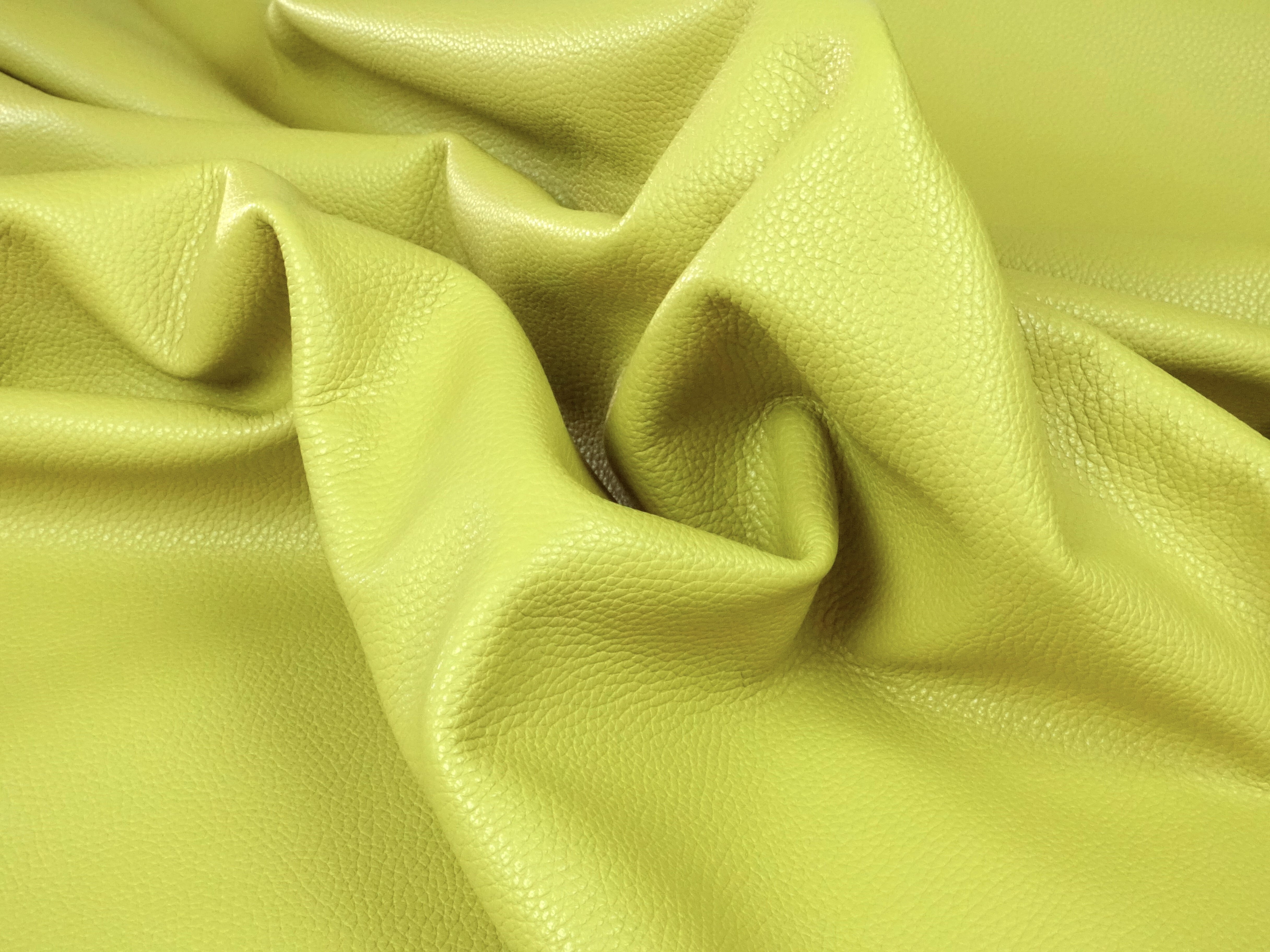 発色のよい【アドリアレザー】を使用。柔らかさも自慢！