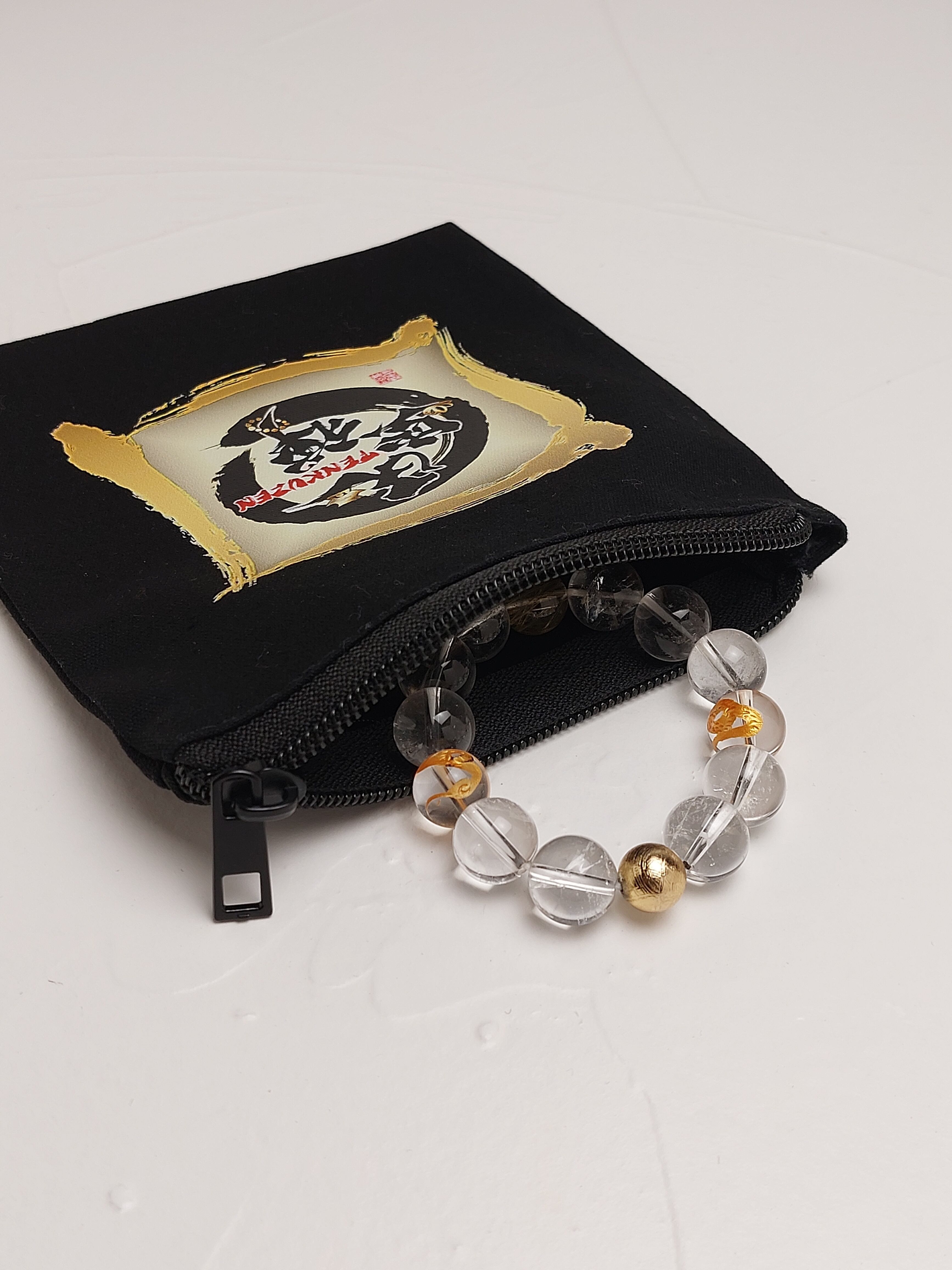 イヤフォンなどの小物、アクセサリーやメイク道具入れとしてもお使いいただけます。