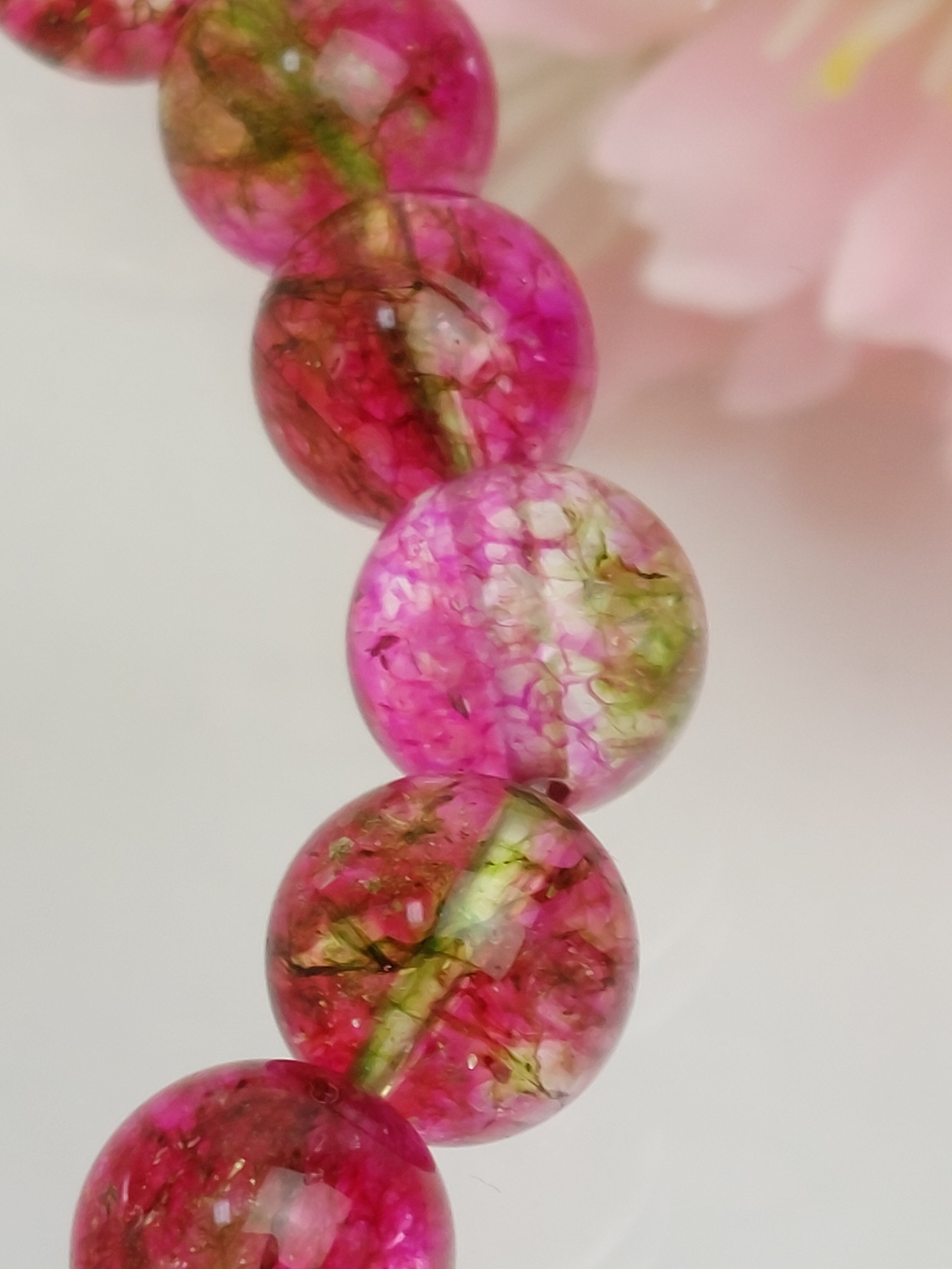 ブラジル産の天然石。赤色と緑色のクラックのグラデーションが美しい天然石です。