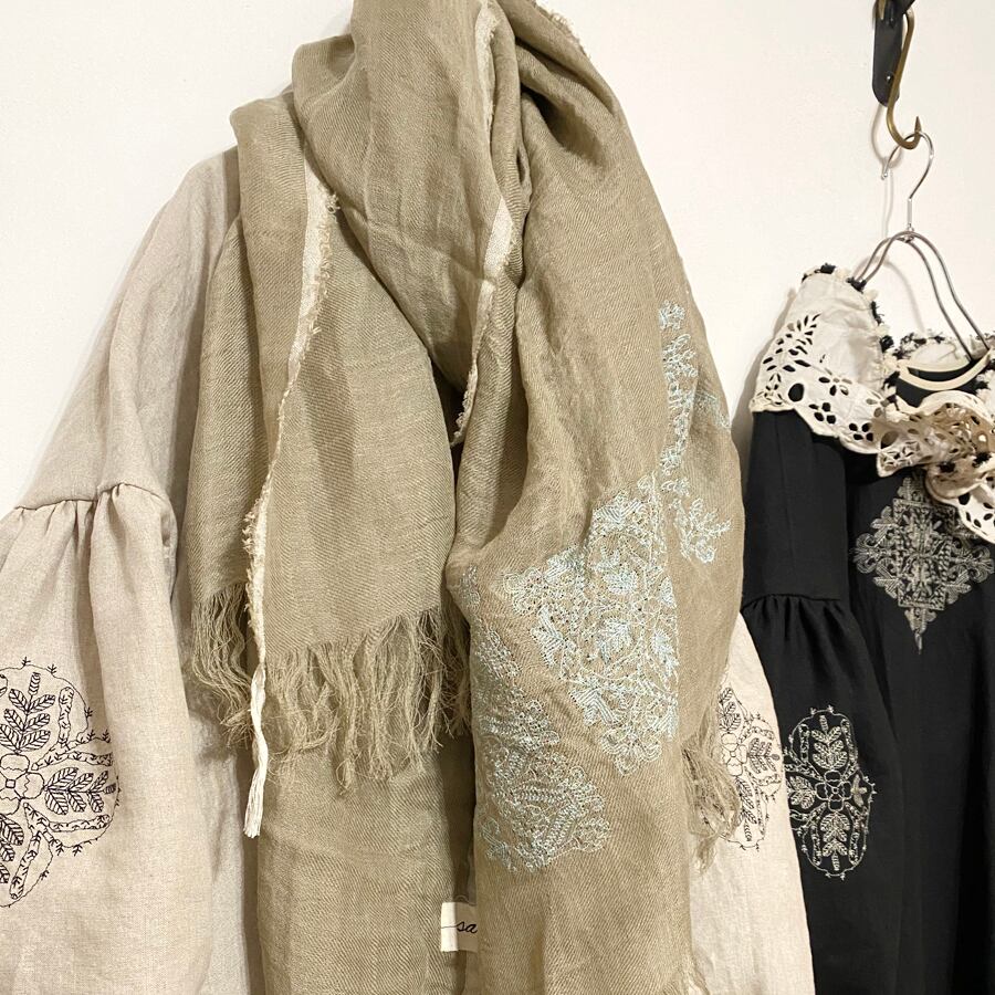 リネンガーゼのストールを巻いて。